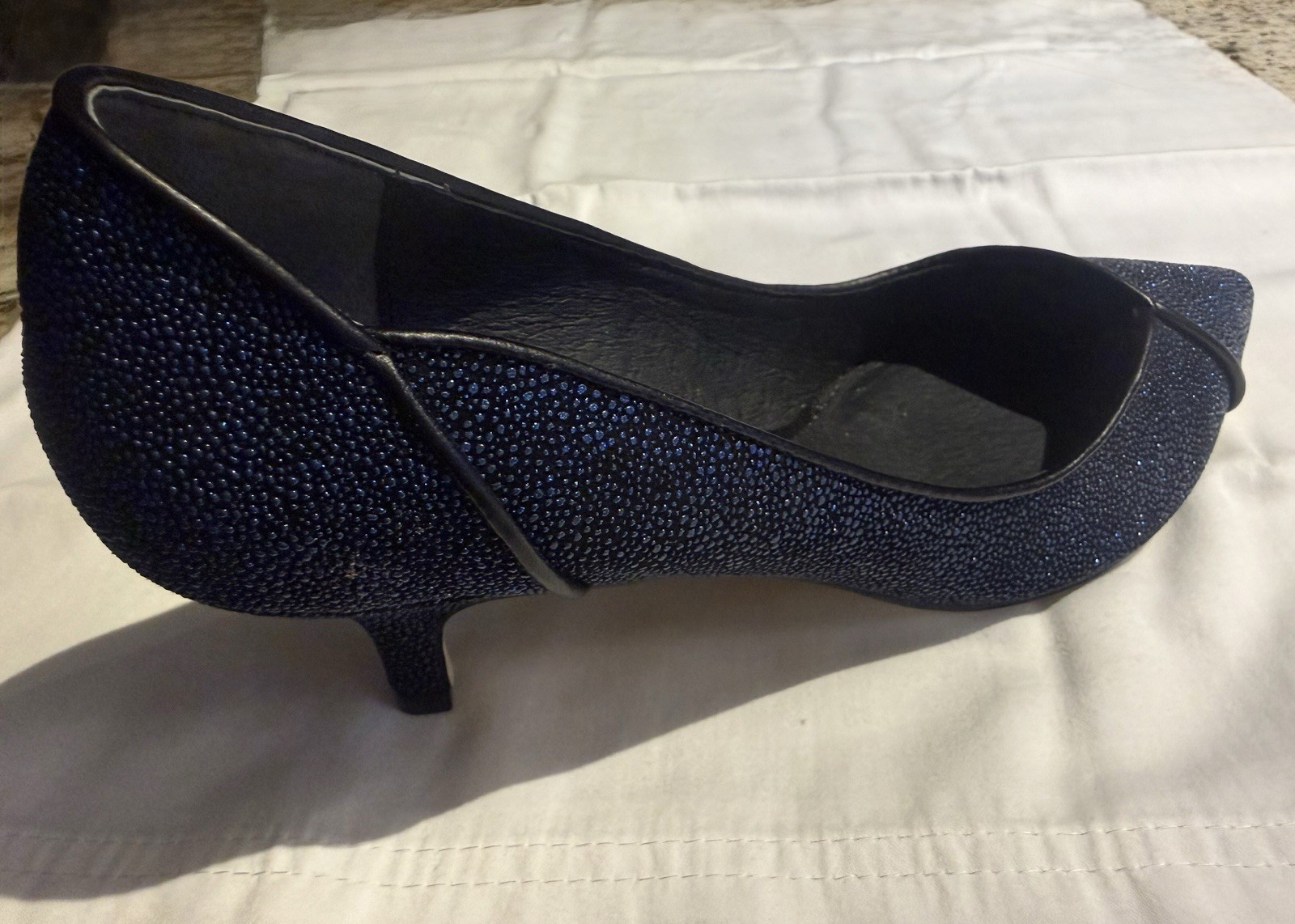Adrianna Papell Lois Navy Shimmer Stingray Kitten Heel Pumps Women’s NWOBSize 10