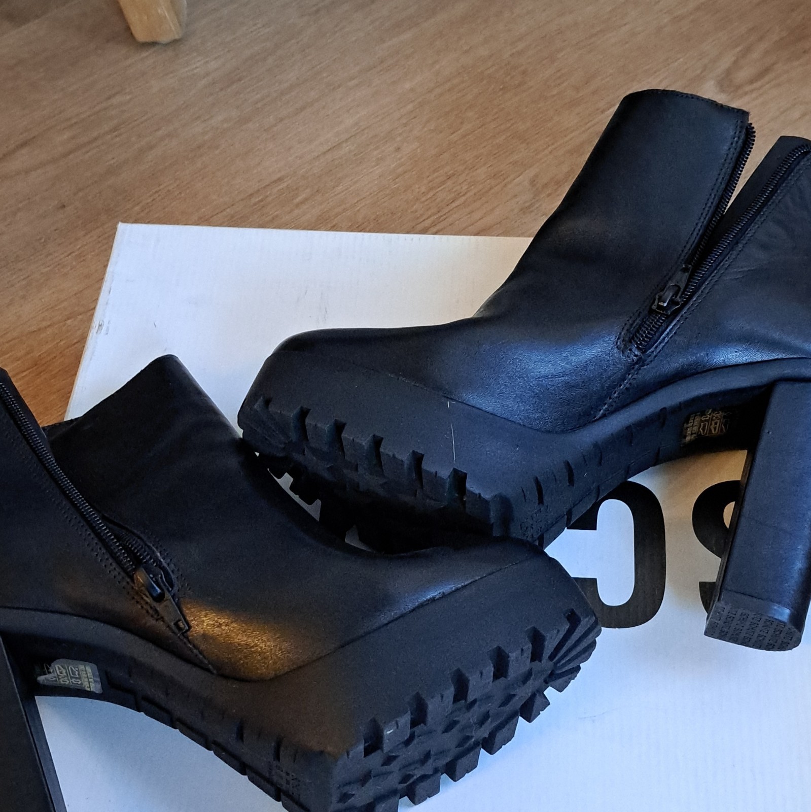 Schutz Neva Black Leather Platform Lug Sole Zip Ankle Bootie US 8B EU38
