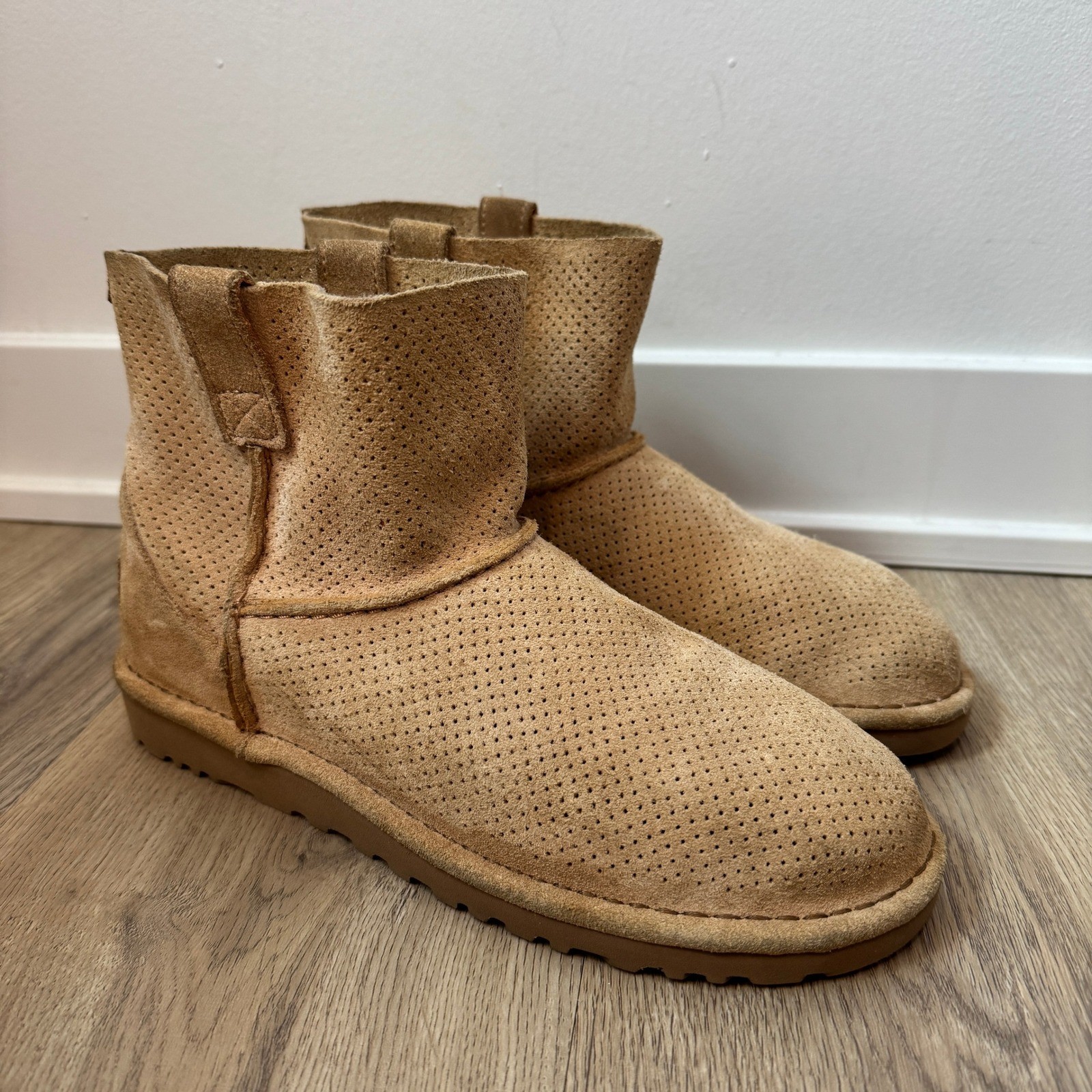 UGG Women’s Classic Unlined Mini Perf Boots 1016852W Size 7 Chestnut Tan