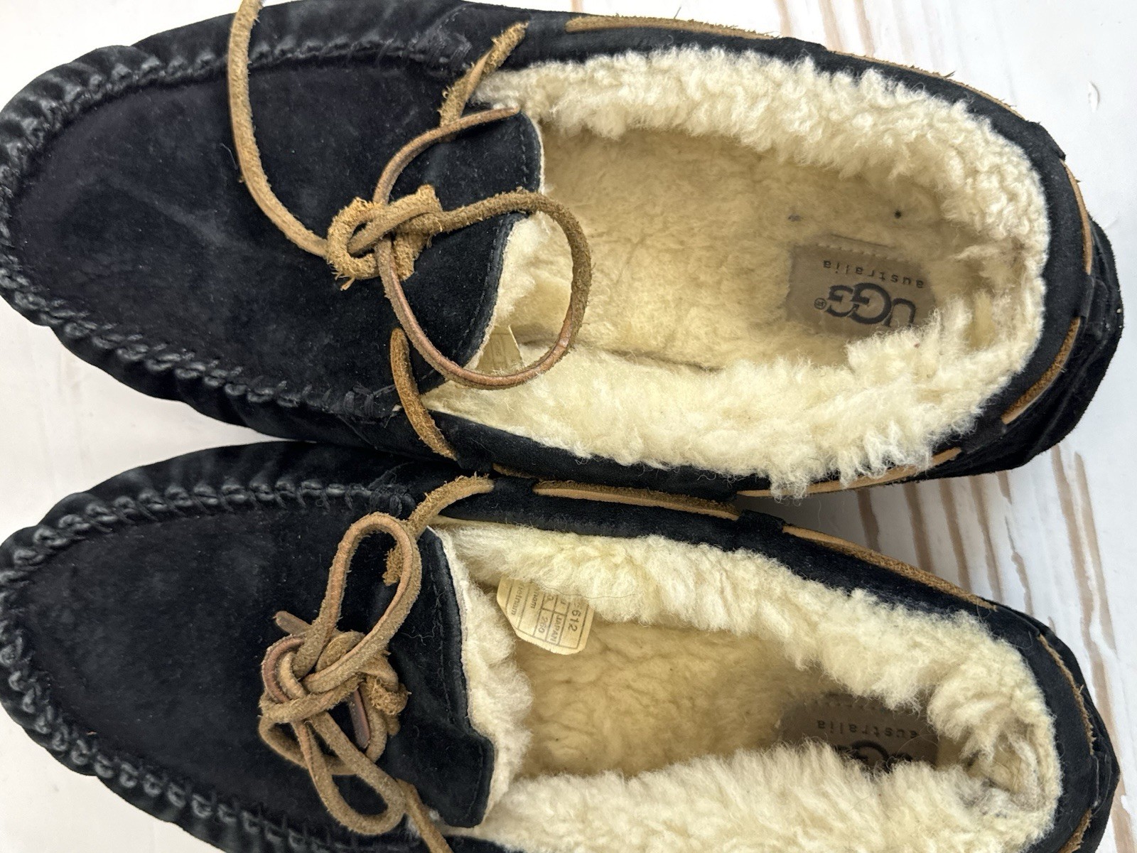 UGG Australia Dakota 5612 Black Suede Shearling Moccasin Slippers Women’s Size 9