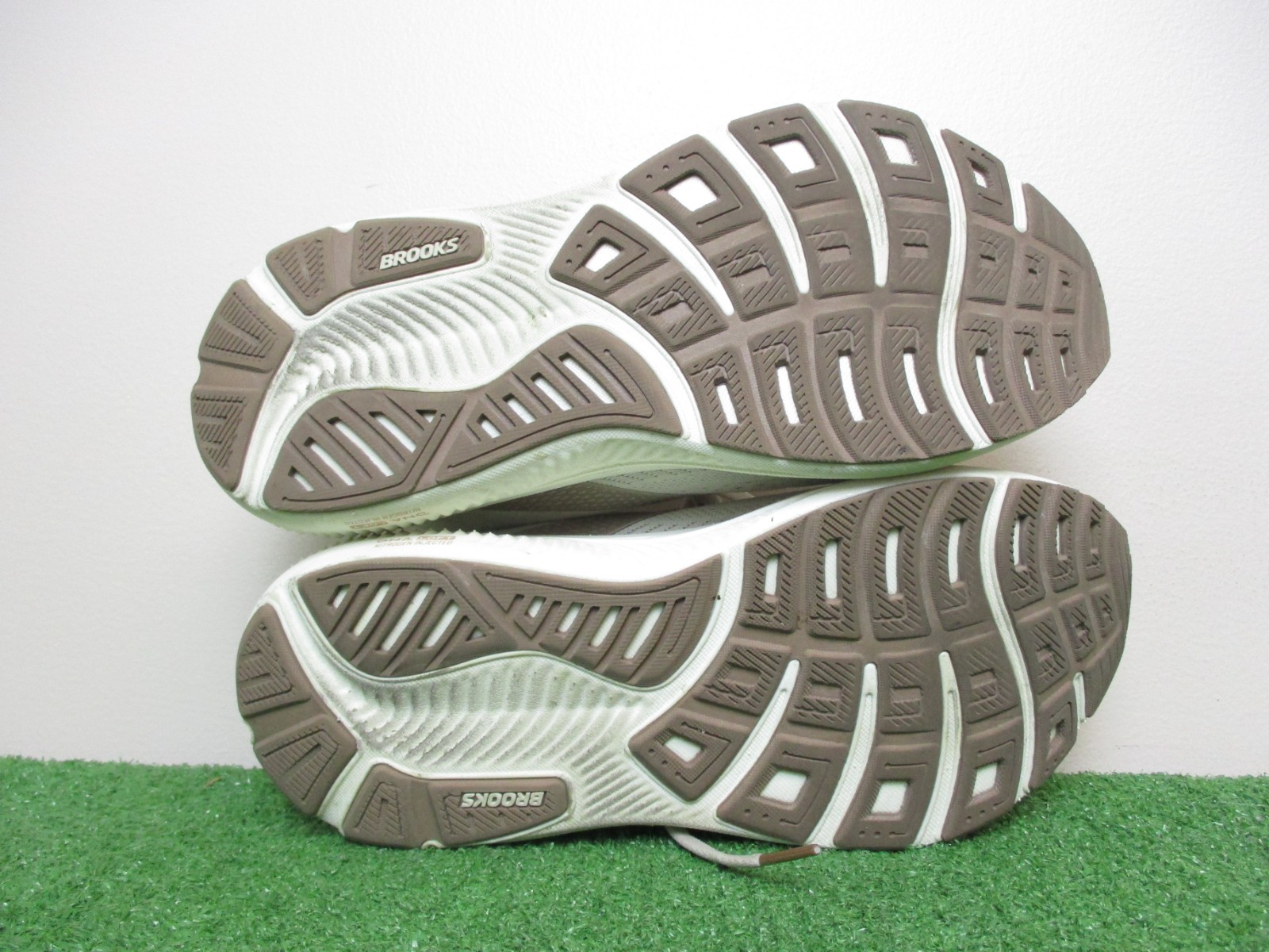 Brooks Ghost 17 Womens Size 9.5 Medium B Grey Chateau Running Sneakers