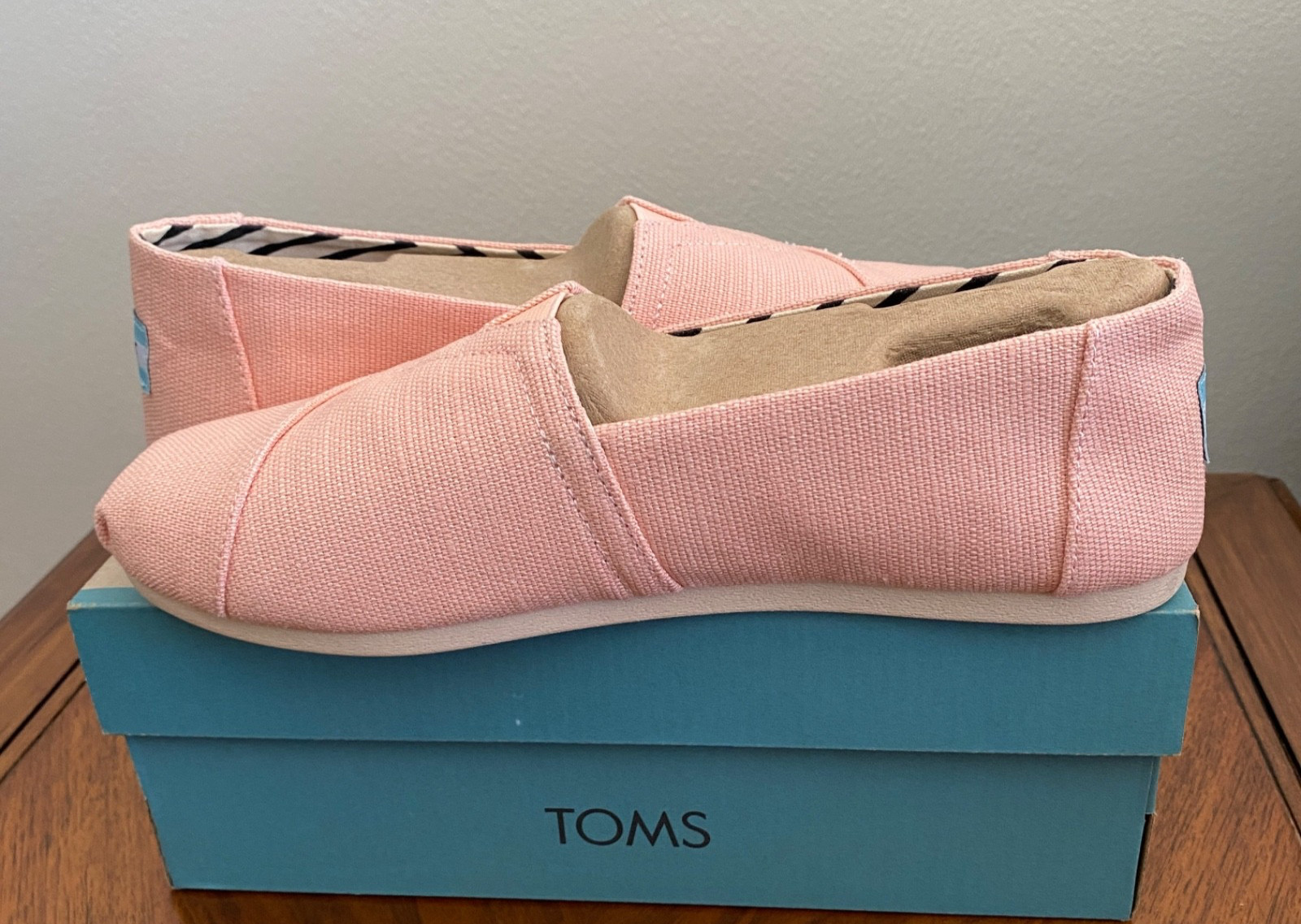 TOMS Slip On Flat Shoes Comfort Casual Travel Peach Blush Canvas Women’s 8.5
