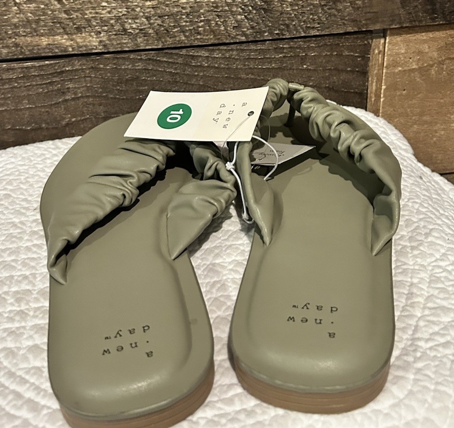 A New Day Green blossom Memory Foam Ruched Thong Sandal Women Size 10 New