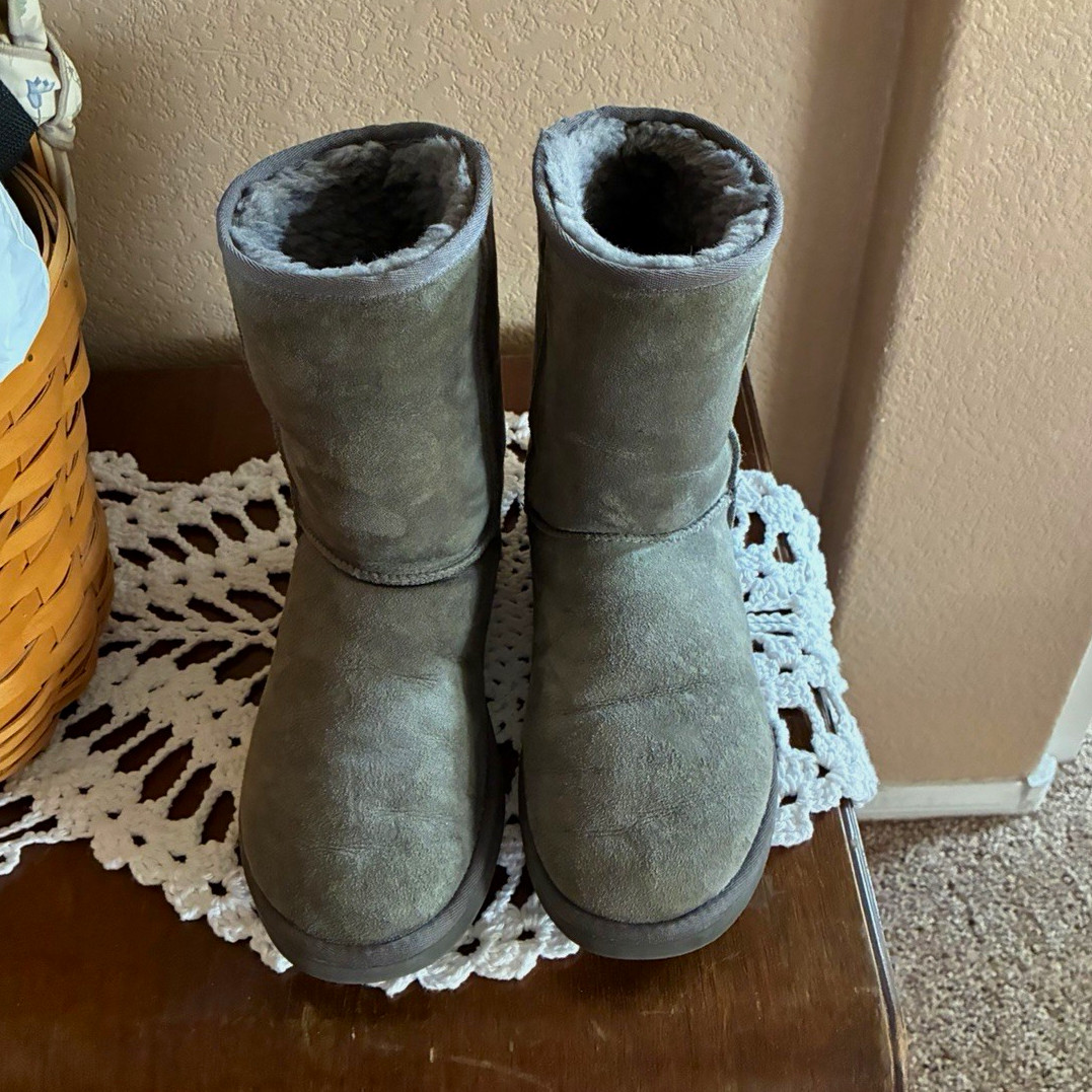 UGG Women’s Gray Suede Mid-Calf Lined Round Toe Logo Boots Size 9