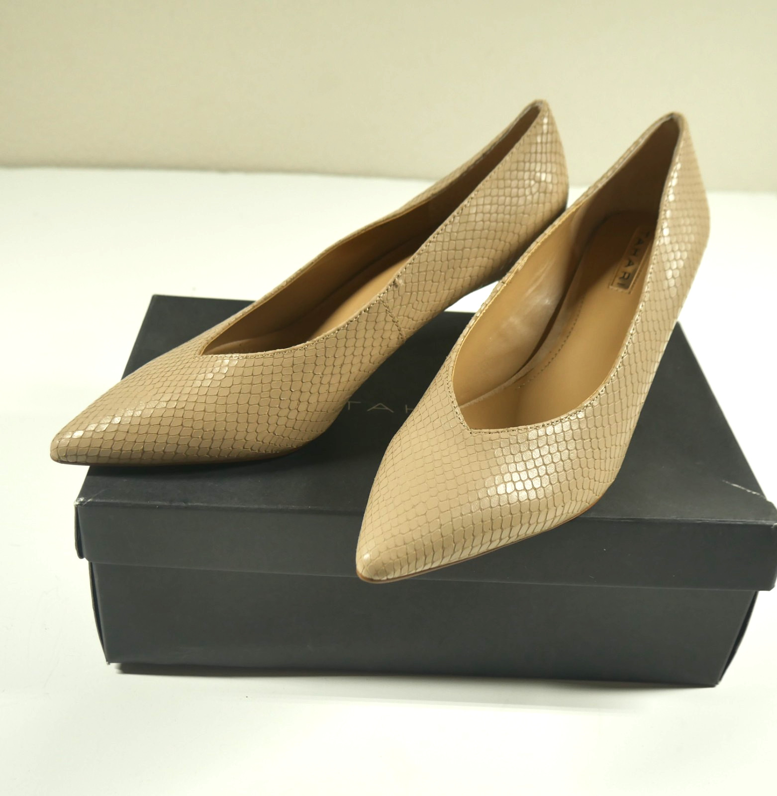 New TAHARI Women’s Ta-Giada Pump Beige Cappuccino Animal Print sz 9