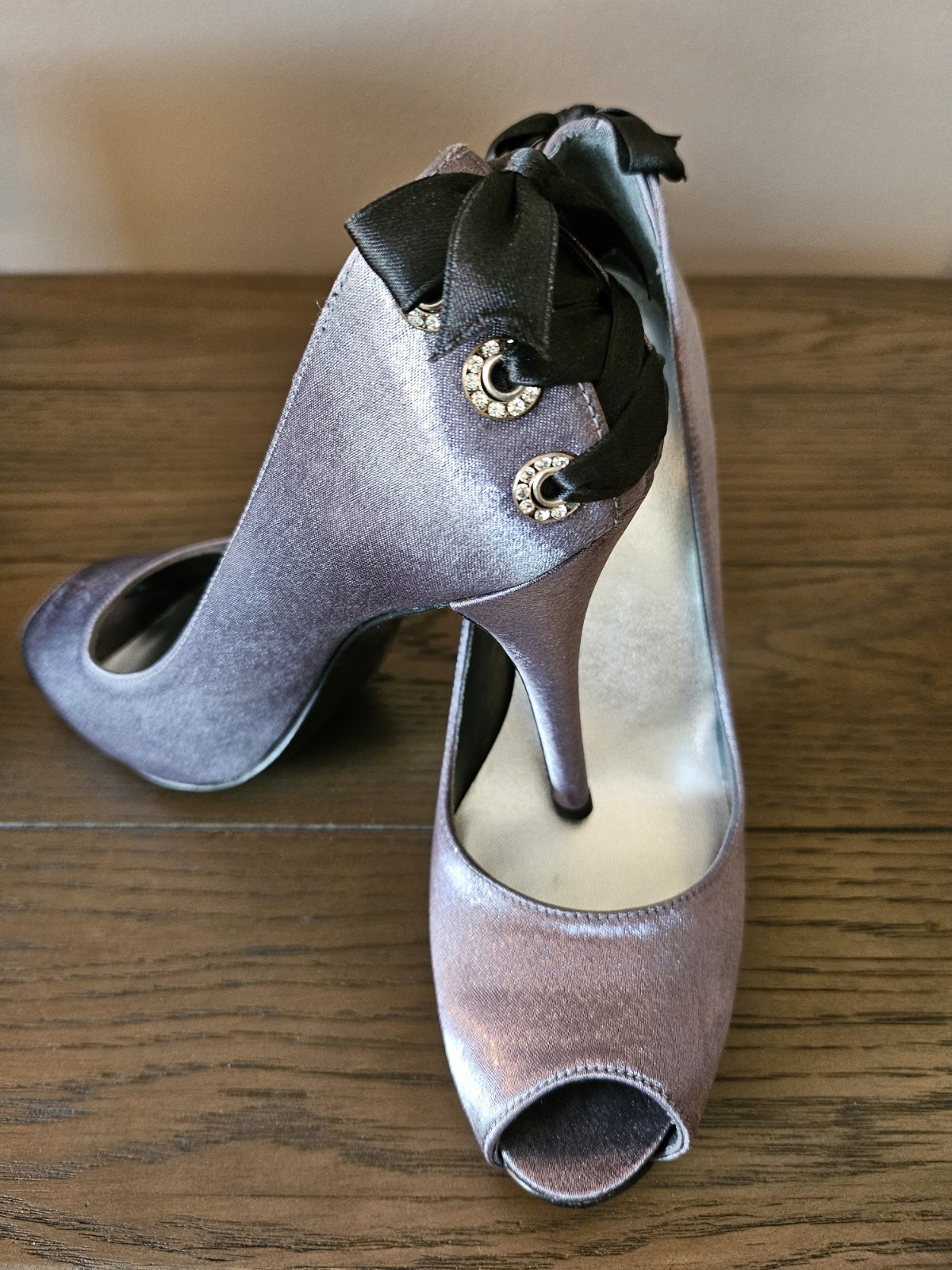 Stuart Weitzman Lute Star Satin Anthracite Crystal Bow Size 7