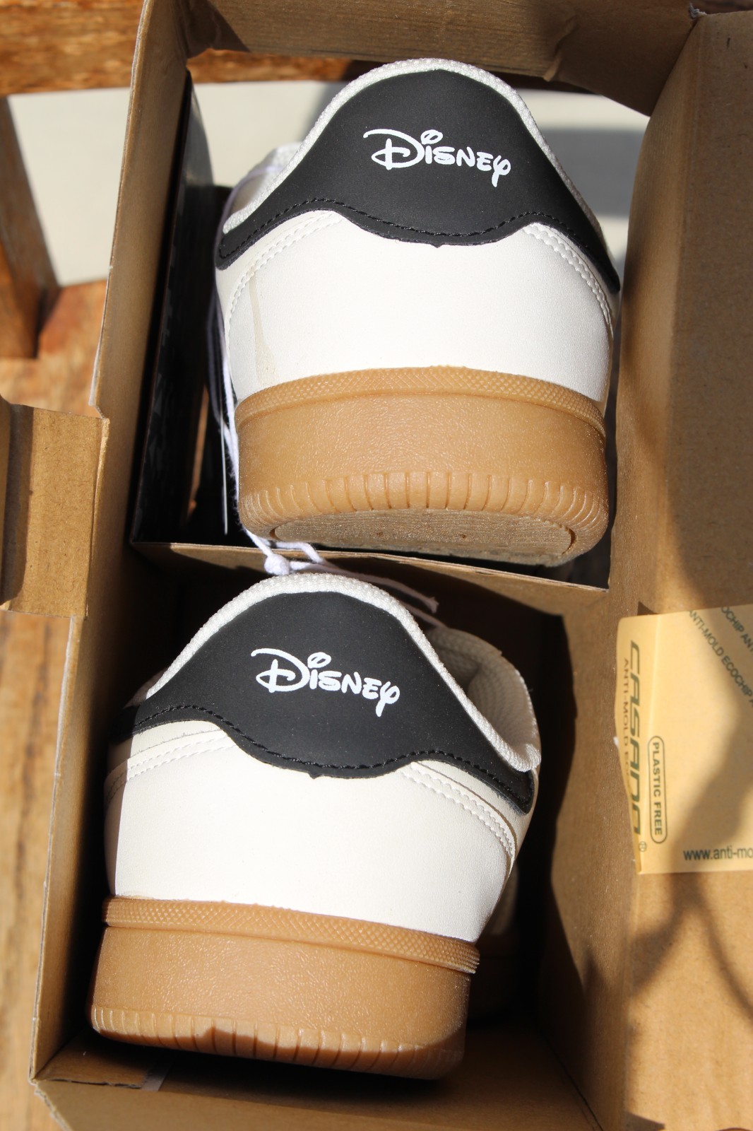 Disney Mickey Mouse Women’s Character Sneakers Size 10 NWT!
