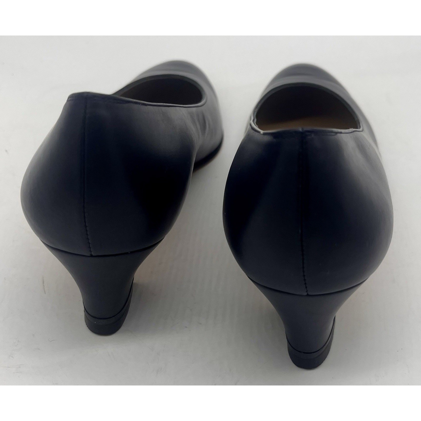 Vintage Salvatore Ferragamo Navy Leather Pumps Low Heel Size 8.5 AAA Made Italy