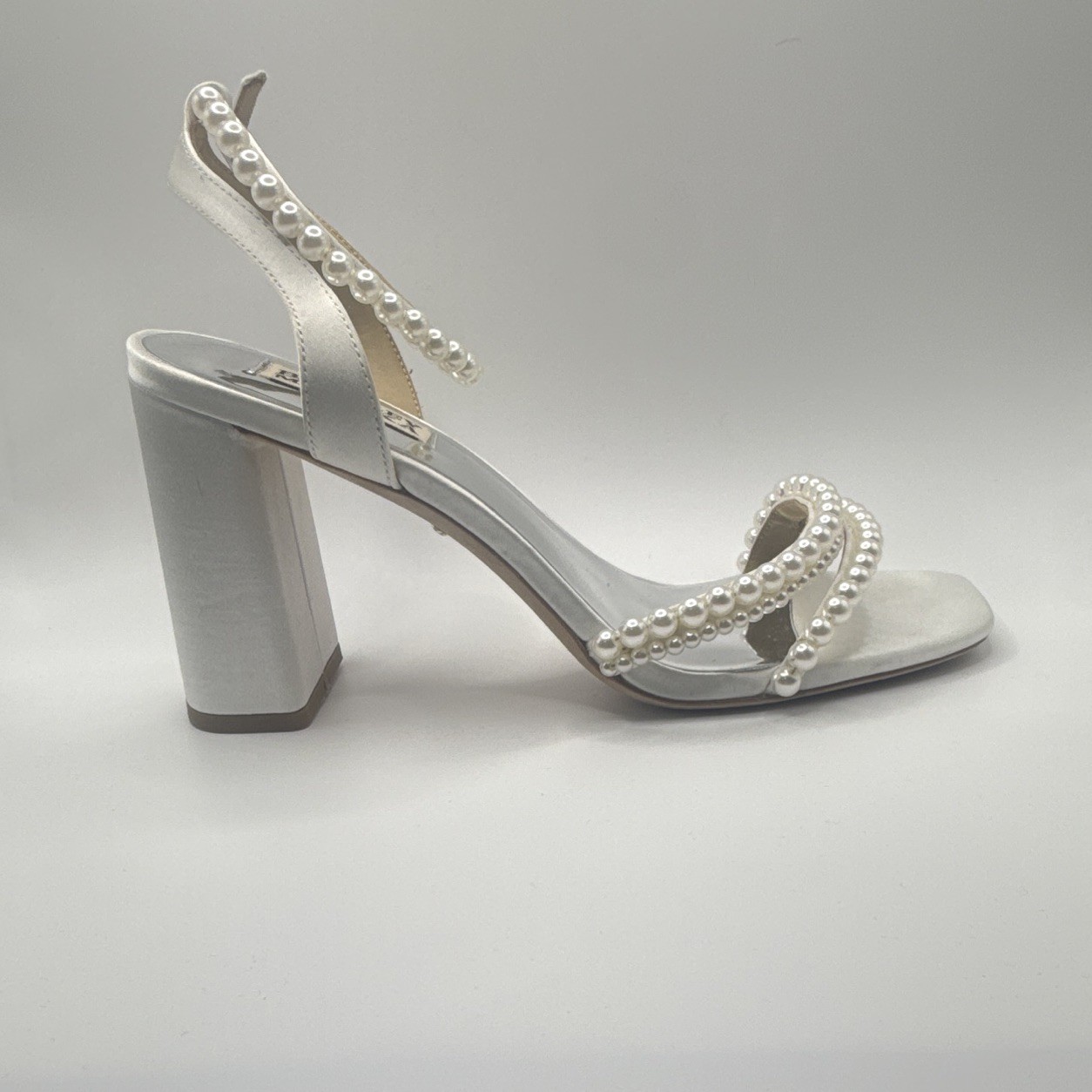 New No Box Badgley Mischka Feisty Pearl Ankle Strap Heels Size 9