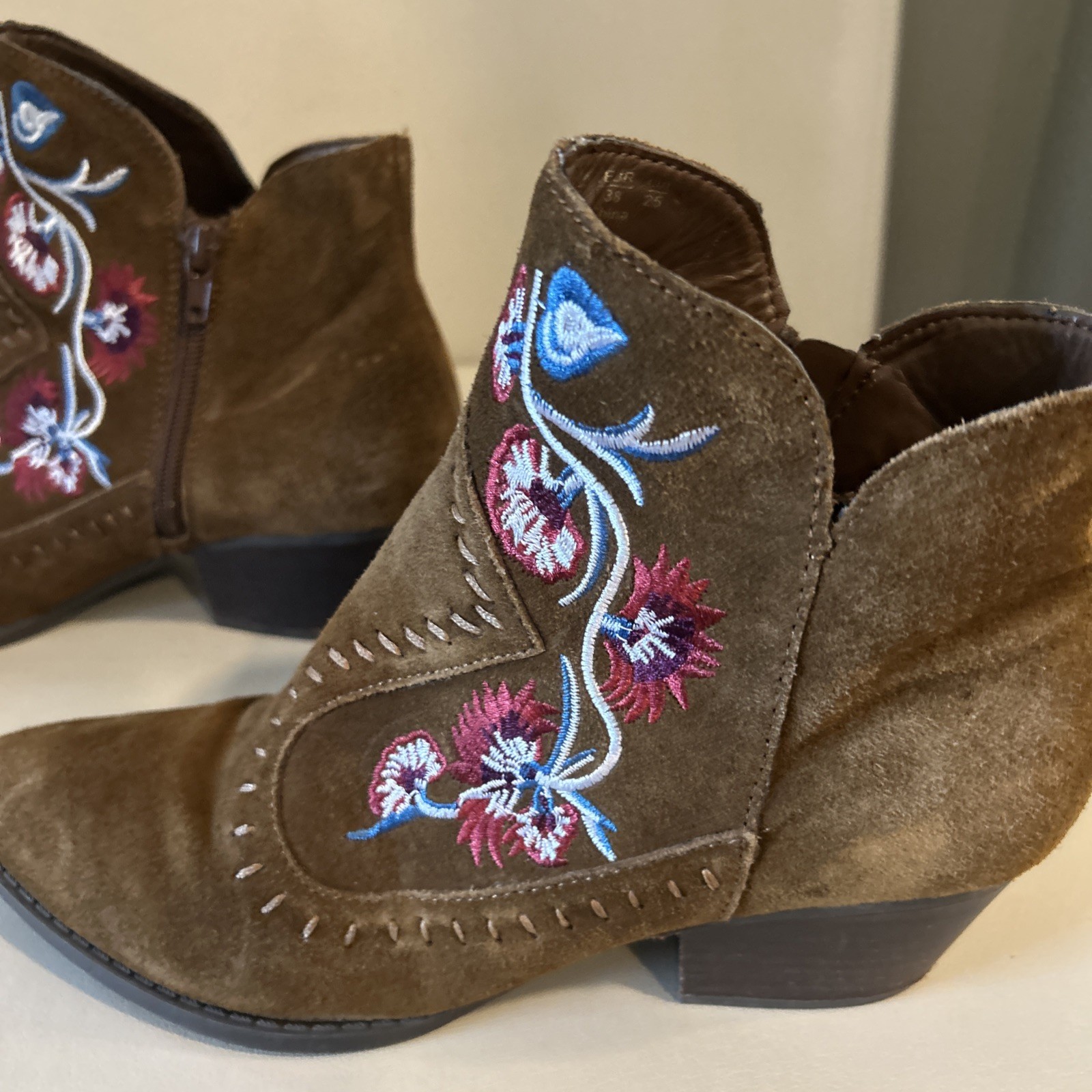 Carlos by Carlos Santana Sz 8 M Women’s Suede Ankle Boots W/ Floral Embroidery