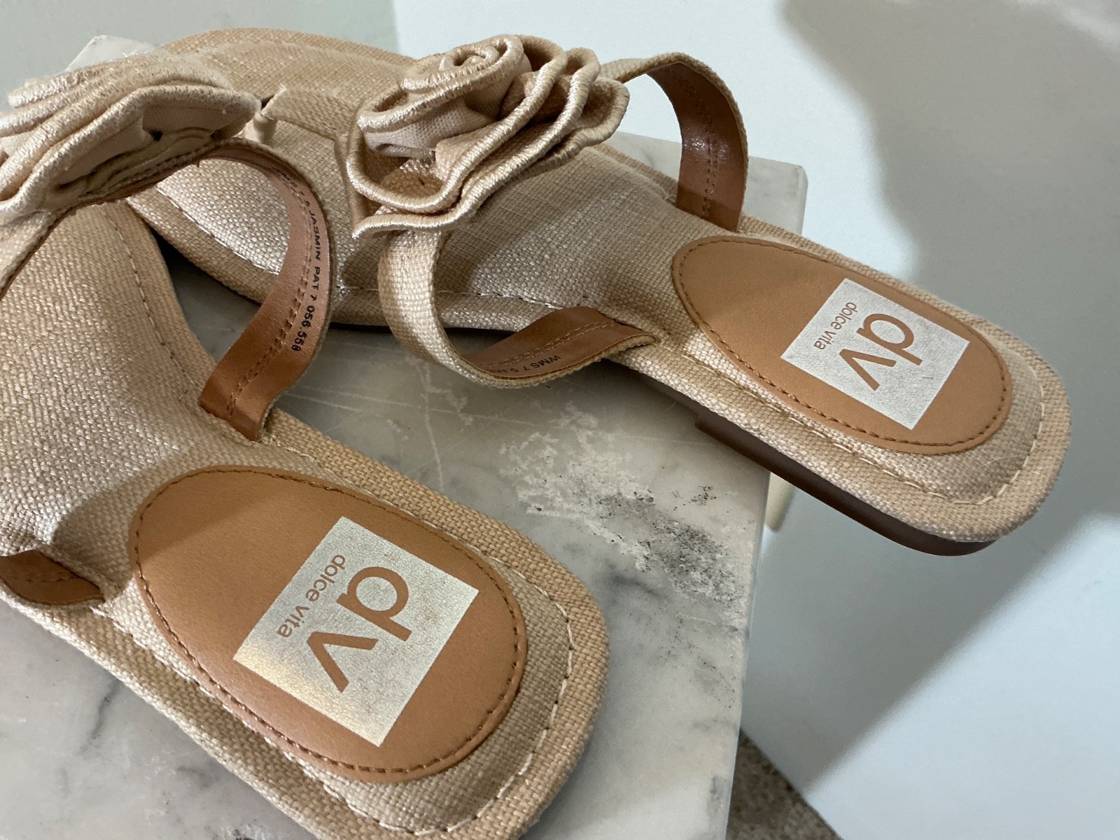 DV by Dolce Vita Cream Rosette Sandals Thong Floral Slide Size 7.5 Rose-Accent