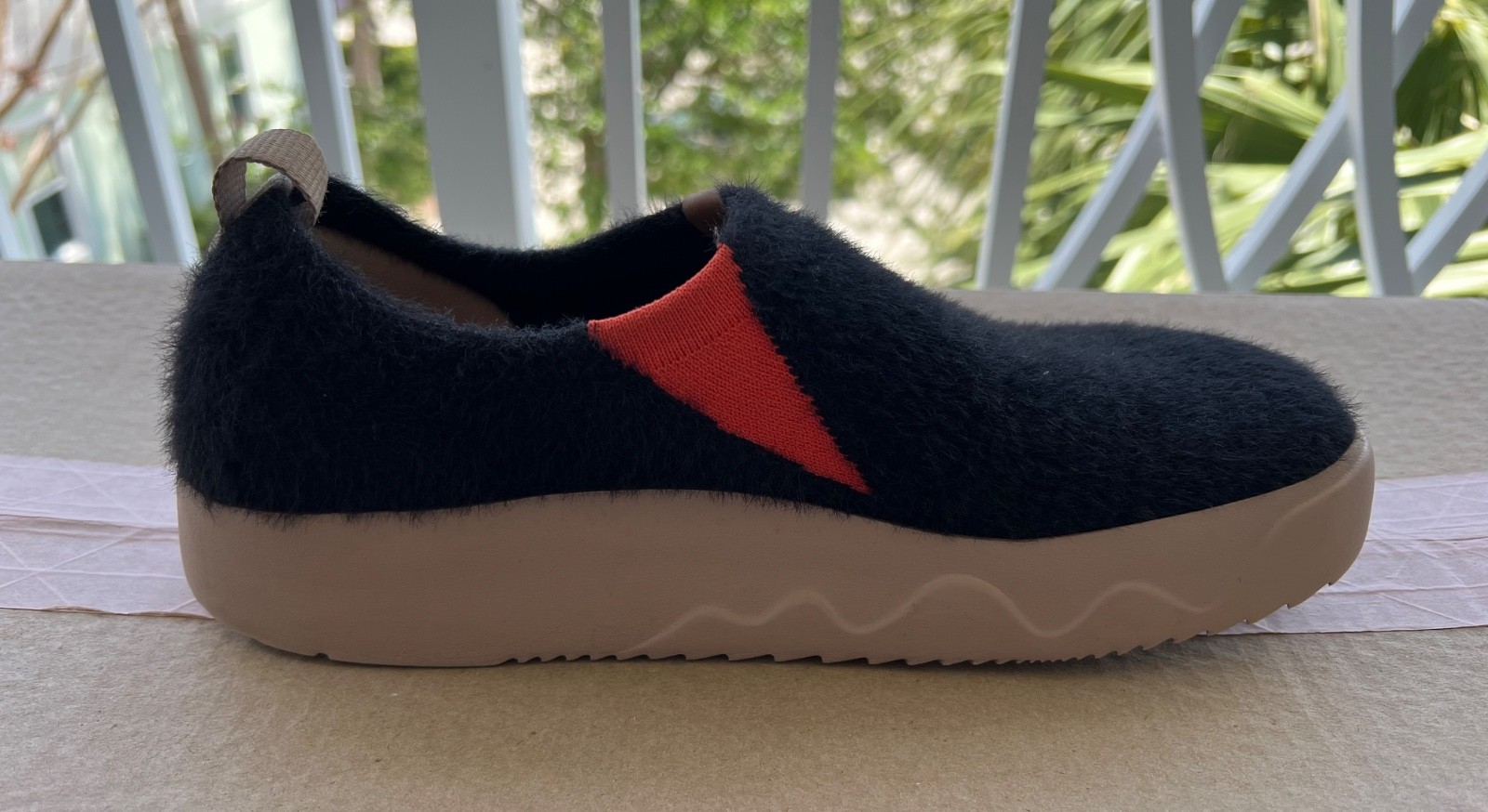 UIN Women’s Size 9.5 Art Pure Black Plush Slip-On Casual Travel Shoes Excellent