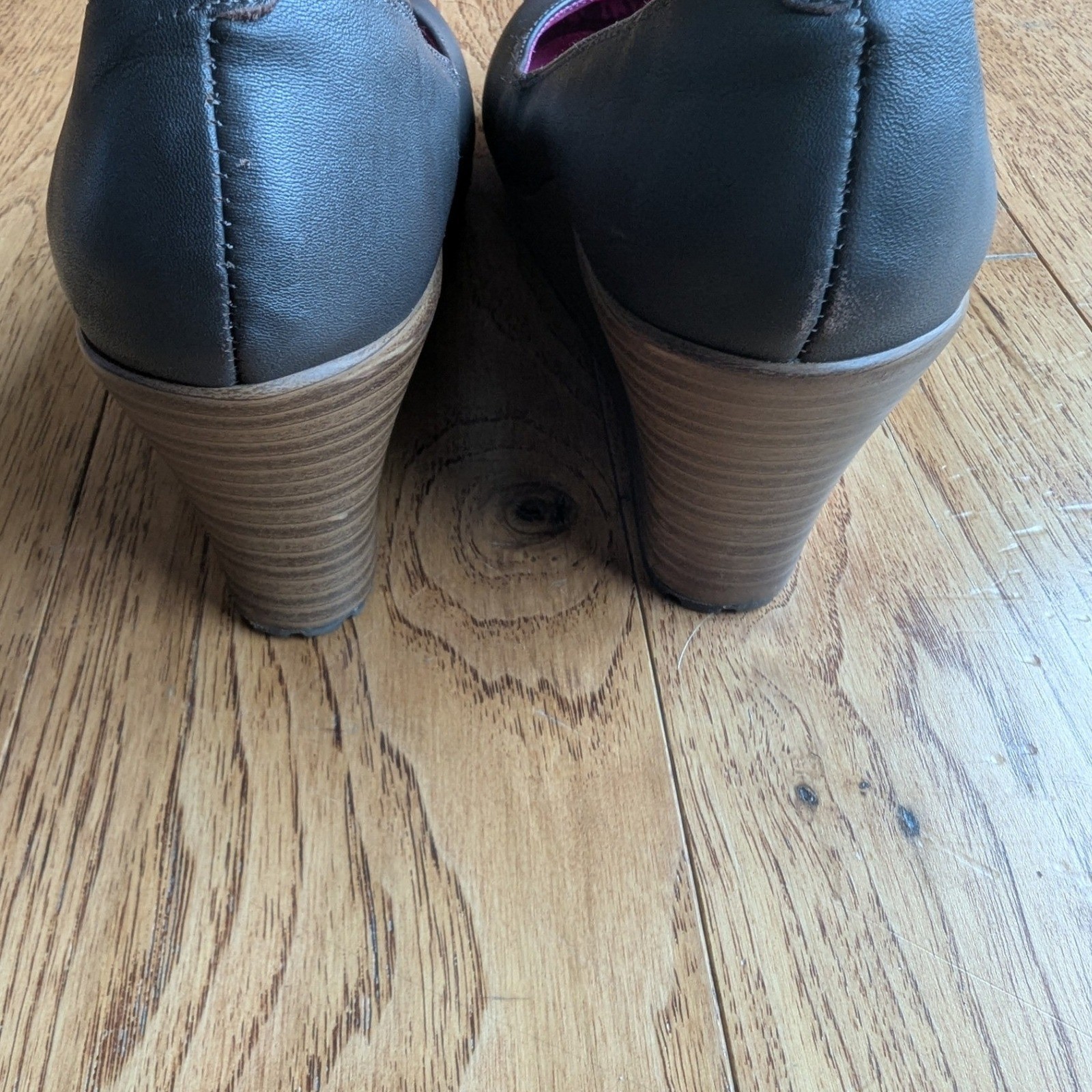 Crocs A-Leigh Closed Round Toe Wedge Wood Look Platform Brown Leather Sz 8.5