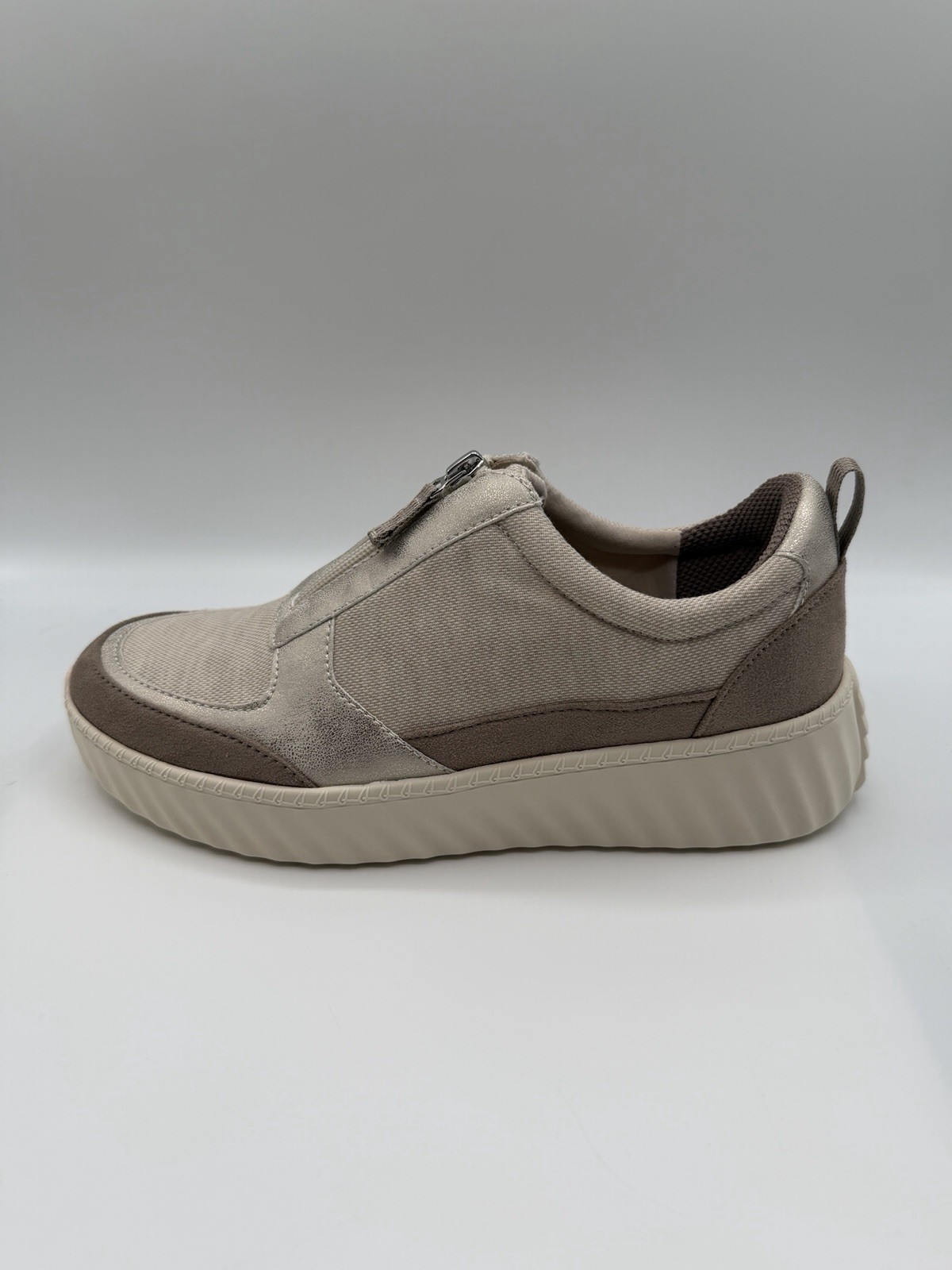 BZees Winner Comfort Sneaker, Women’s 9M, Beige,Gold Metallic Accents,Zip,NIB