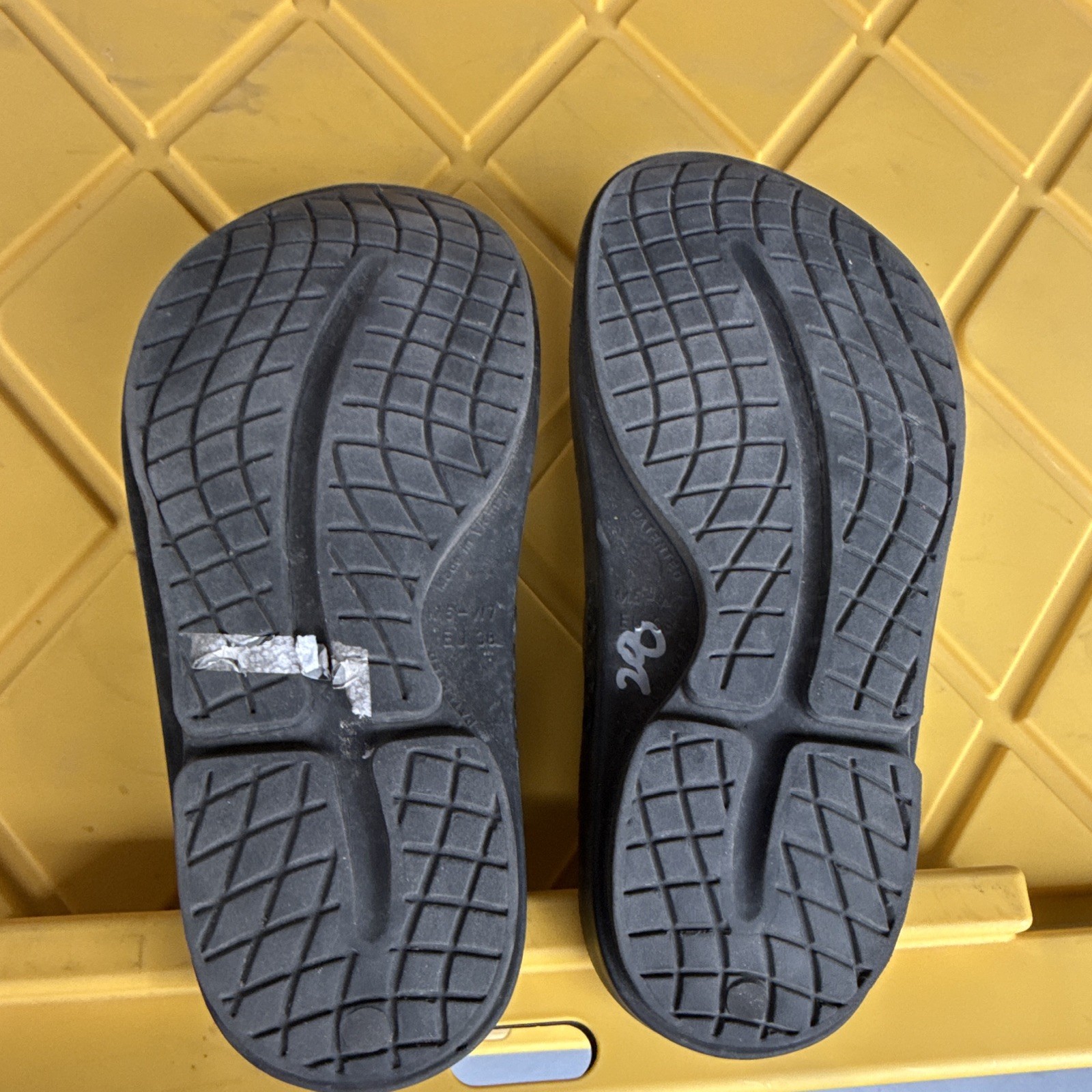 OOFOS Women’s Black/Blue Abstract Slide Sandals Logo Slip-On US 7