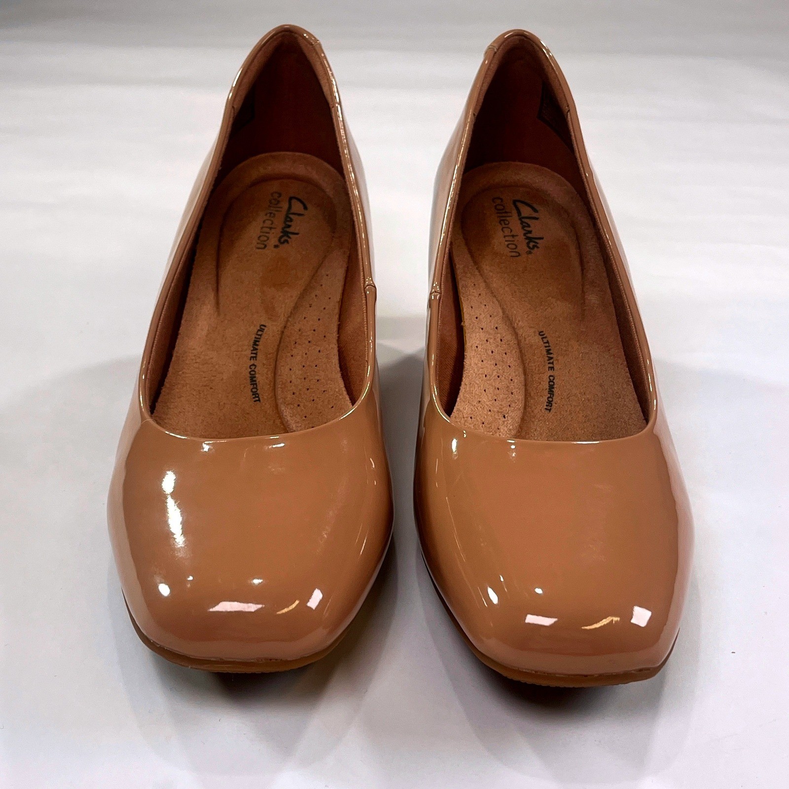 NEW Clarks Kyndall Iris Pumps Wmns 9.5 Warm Beige Patent Leather Block Heel Shoe