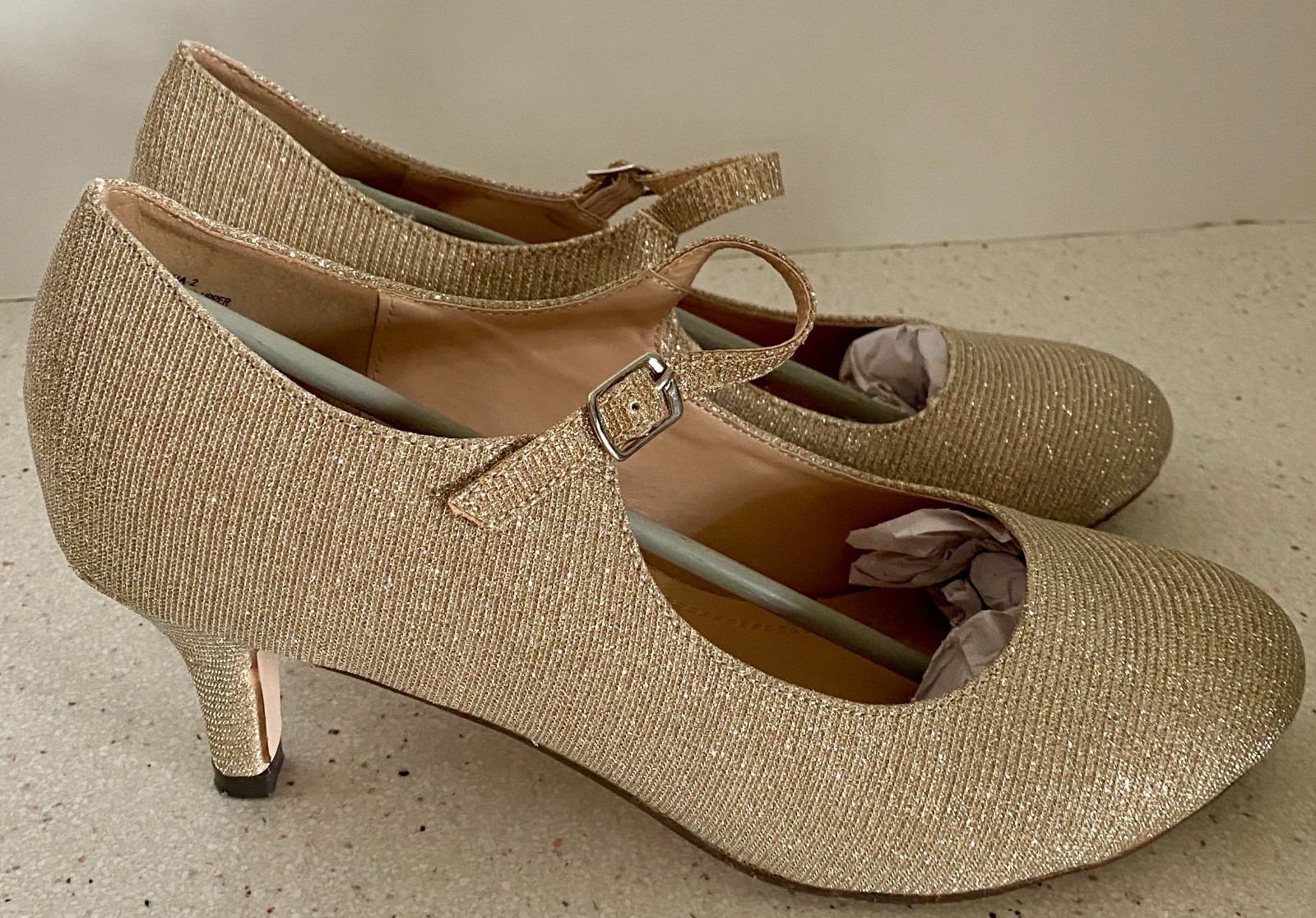 Chase & Chloe Guilty Heart Classic Mary Jane Heels Nude Glitter Size 8 M KONA-2