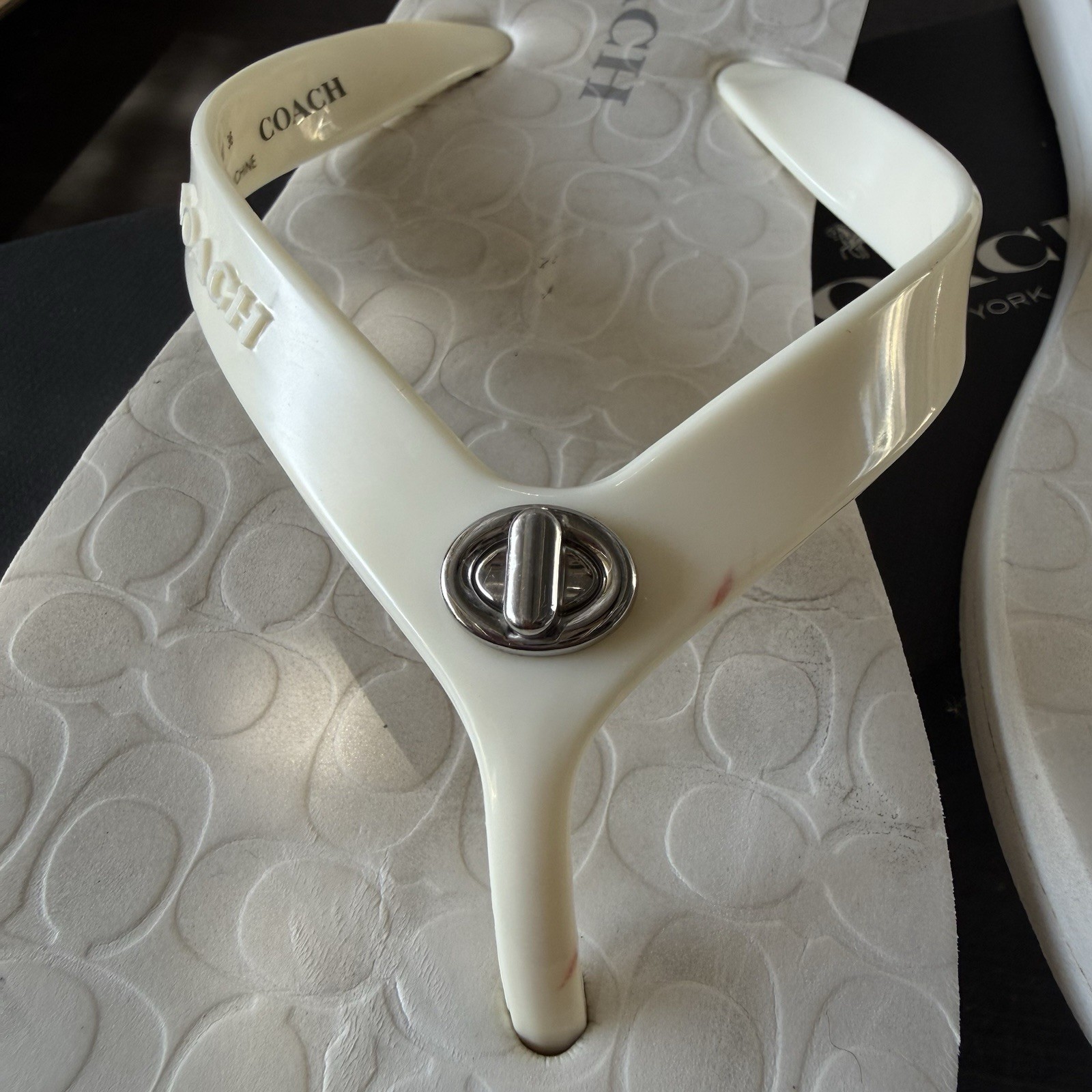 Coach Abbigail Turnlock Logo White Thong Sandals 2016 Womens Size 6 + Box