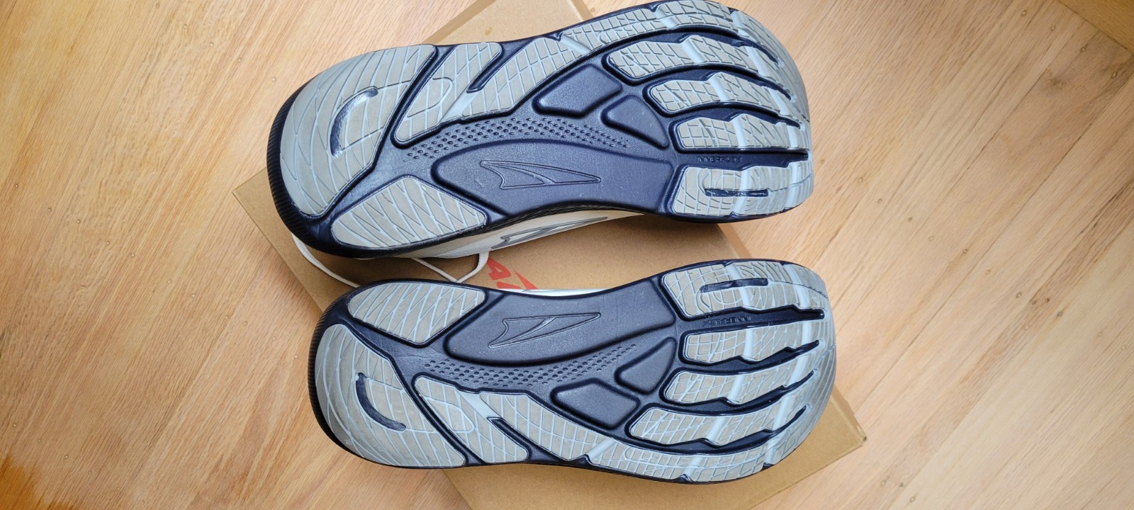 Altra FWD VIA men’s running shoes NIB no flaws 11.5 white on blue Egoflo