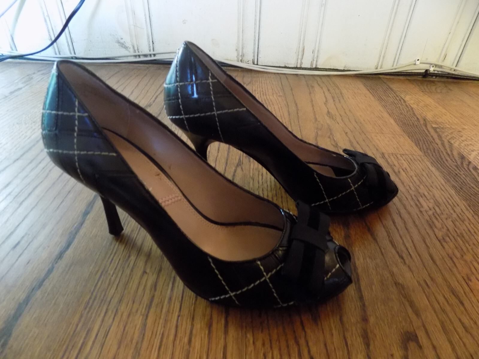 TAHARI Deluxe Black Diamond stitching bow Peep Toe 3.25″ Heels Pumps ISSUE 7.5