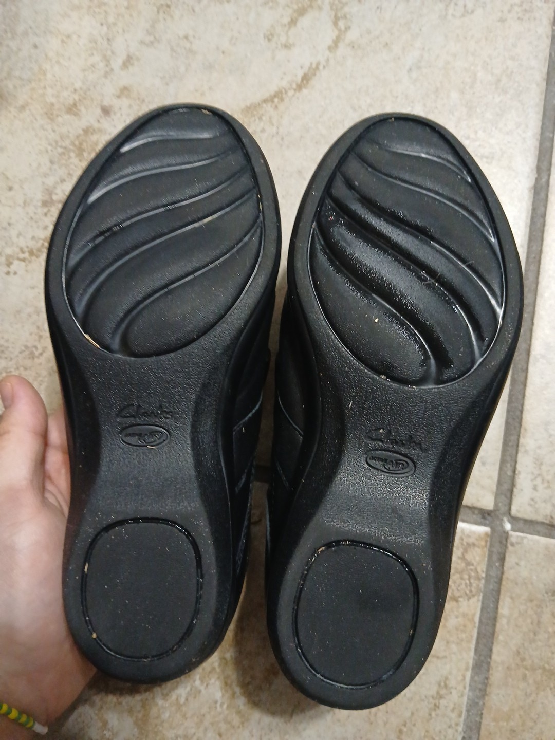 🥿 Clarks Everyday Comfort Slip On 5 M Black Leather; Double Straps; Details