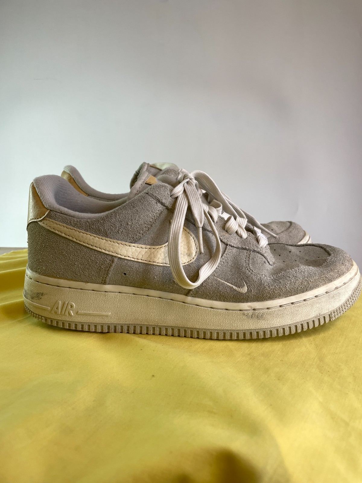 Nike Air Force 1 Low Rise Gray & Cream White Suede Women’s Sneakers US 8.5