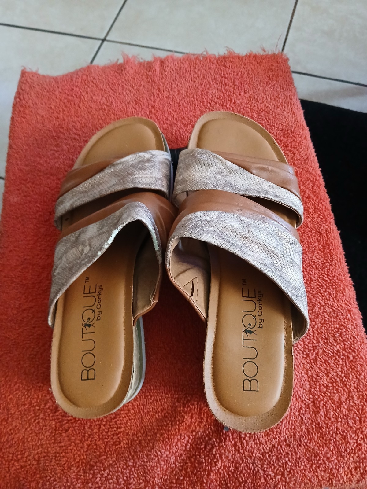 Boutique by Corkys «Believe» slip-on wedge sandals in a cognac and metallic…