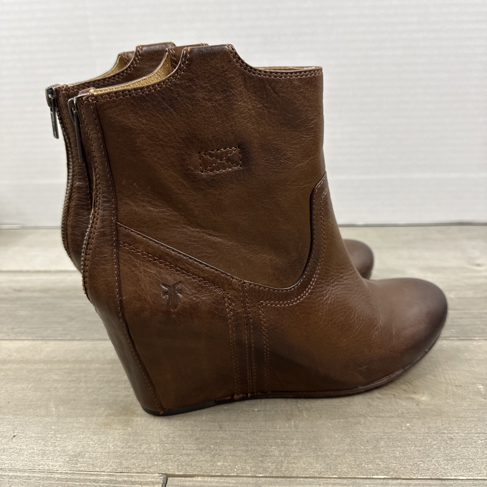 Frye Carson Covered Wedge Ankle Bootie Boots Zip Cognac Brown Leather 8.5 M