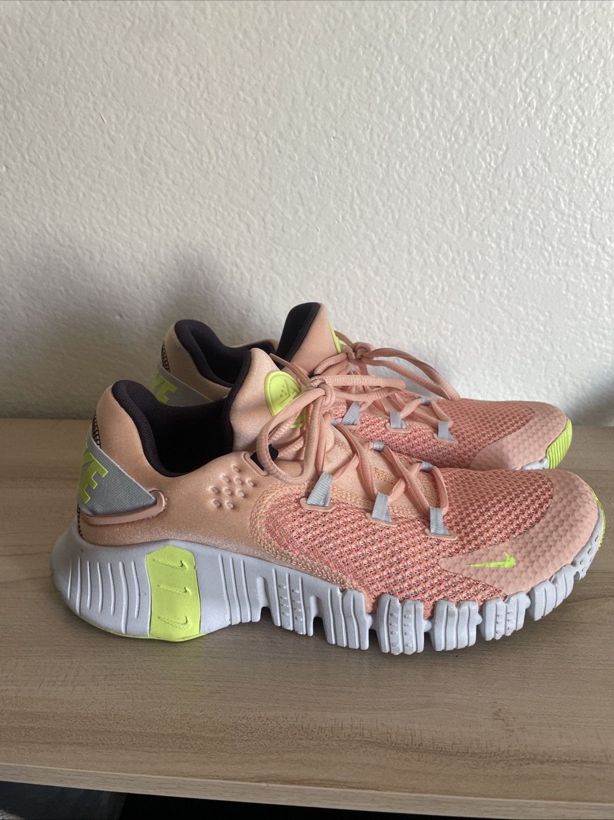 Nike Free Metcon 4 Men’s Low Top Lace-Up Athletic Sneakers Pink/Volt CZ0596-800