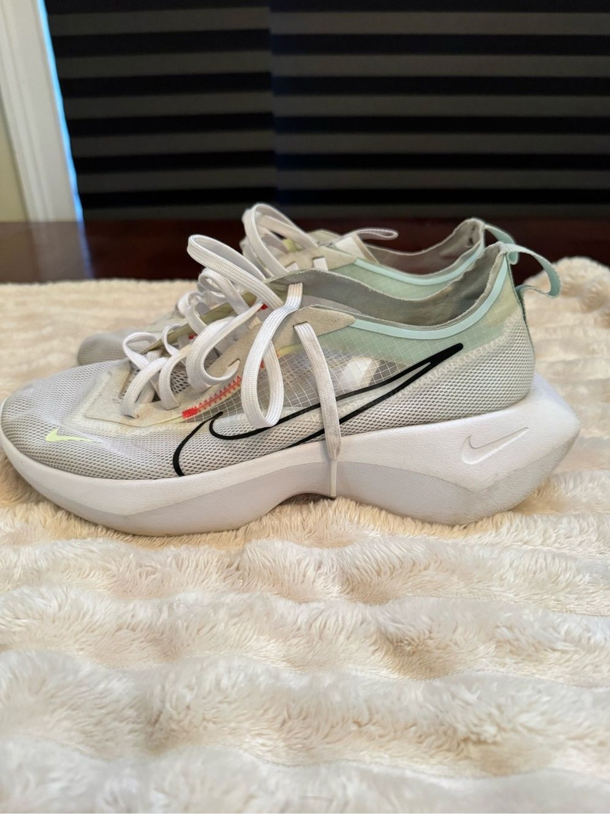 Nike Vista Lite Sneakers Women’s 9.5 White Black Barely Volt CI0905-102