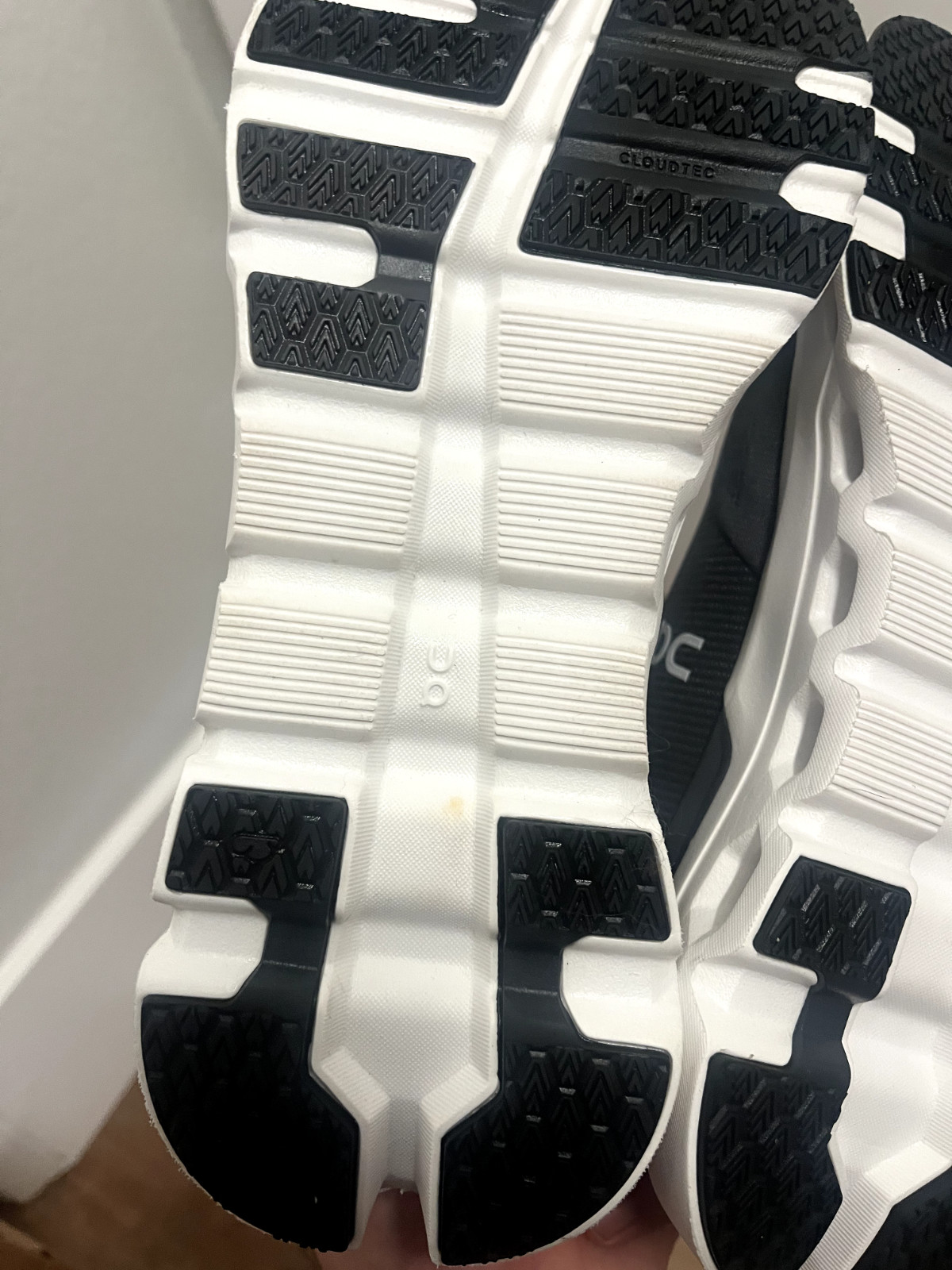 Size 9 – ON Cloudrunner 2 Eclipse Black W