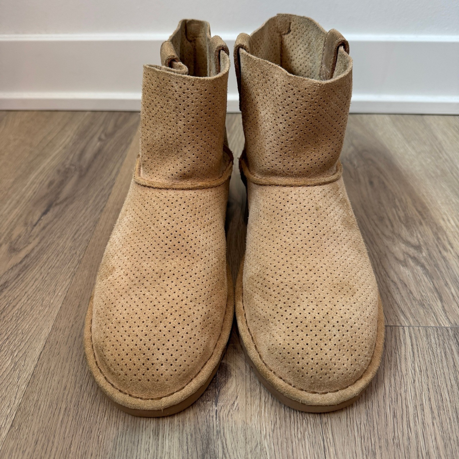 UGG Women’s Classic Unlined Mini Perf Boots 1016852W Size 7 Chestnut Tan