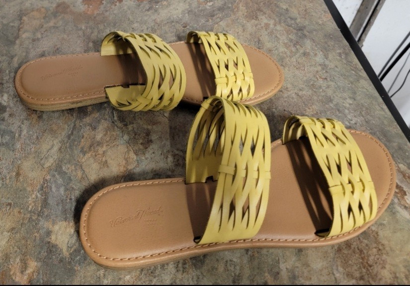 Universal Thread Women’s Yellow Slip-On Slide Sandals Woven Faux Leather 8.5