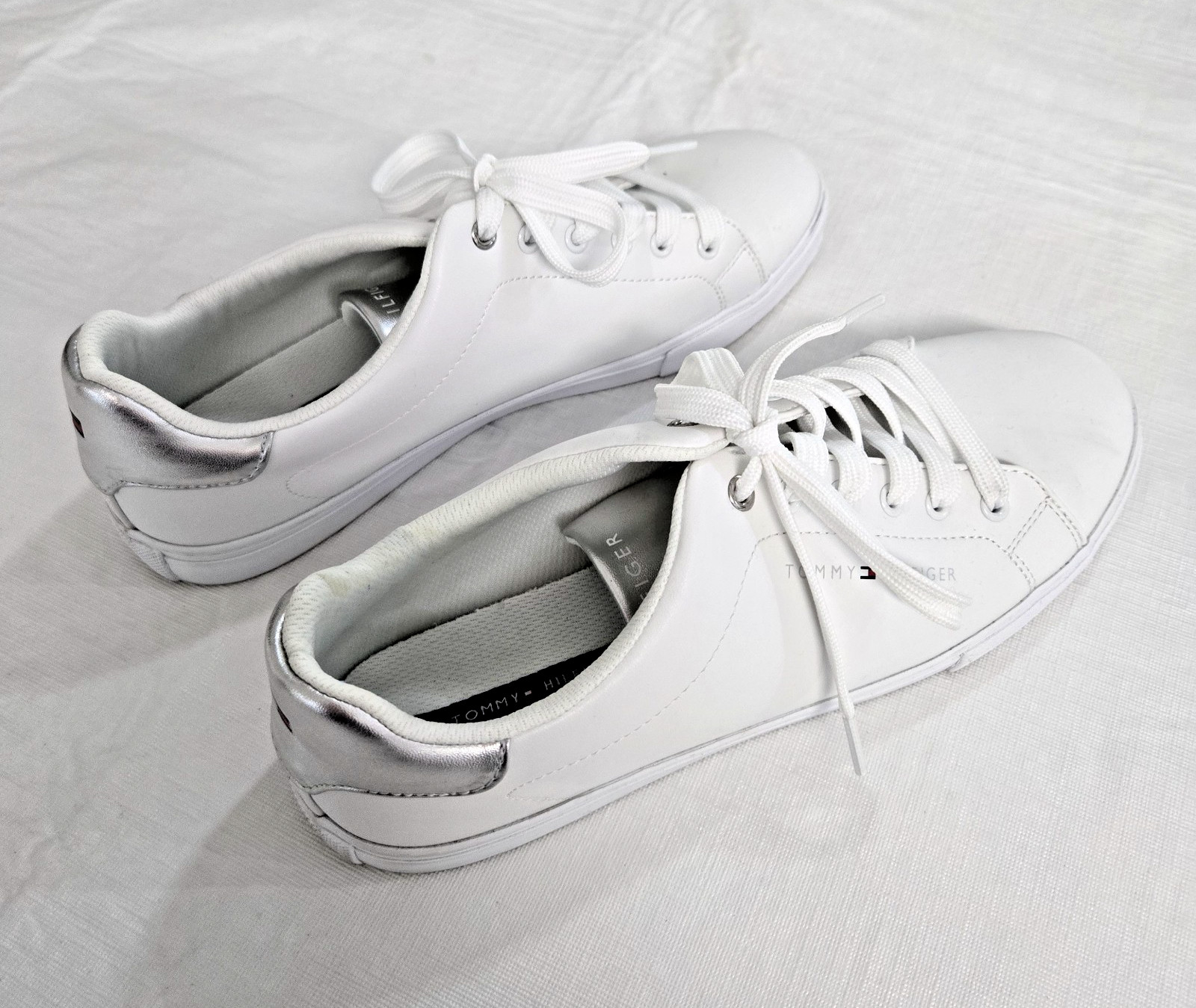 Tommy Hilfiger Lyan Womens Logo Low Top Sneakers White Silver US Size 9.5M