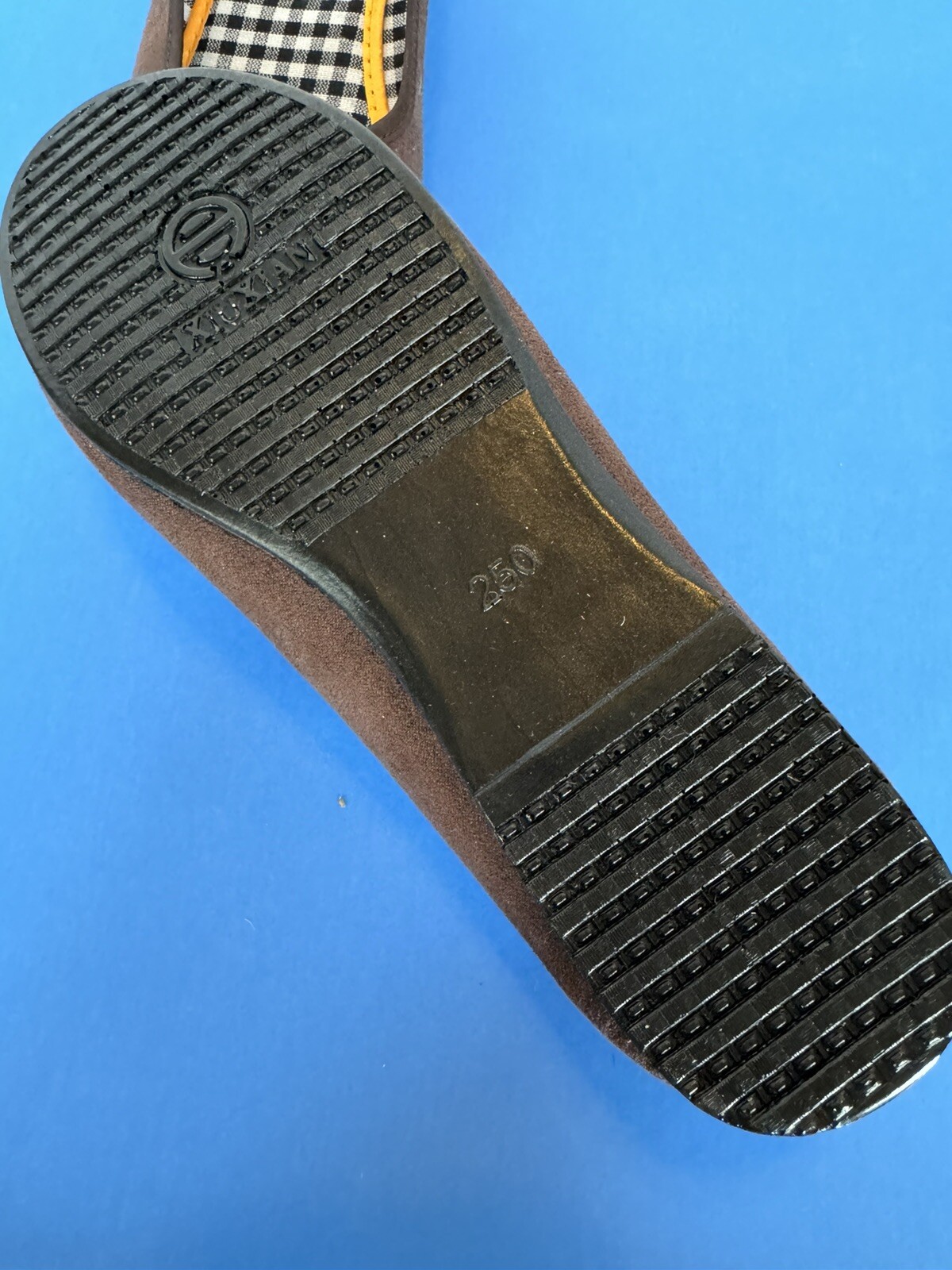 XIUXIAN WOMEN’S BEAUTIFUL SLIP ONS / SIZE 250 OR SIZE 9 M / SUPER CLEAN AND NEW