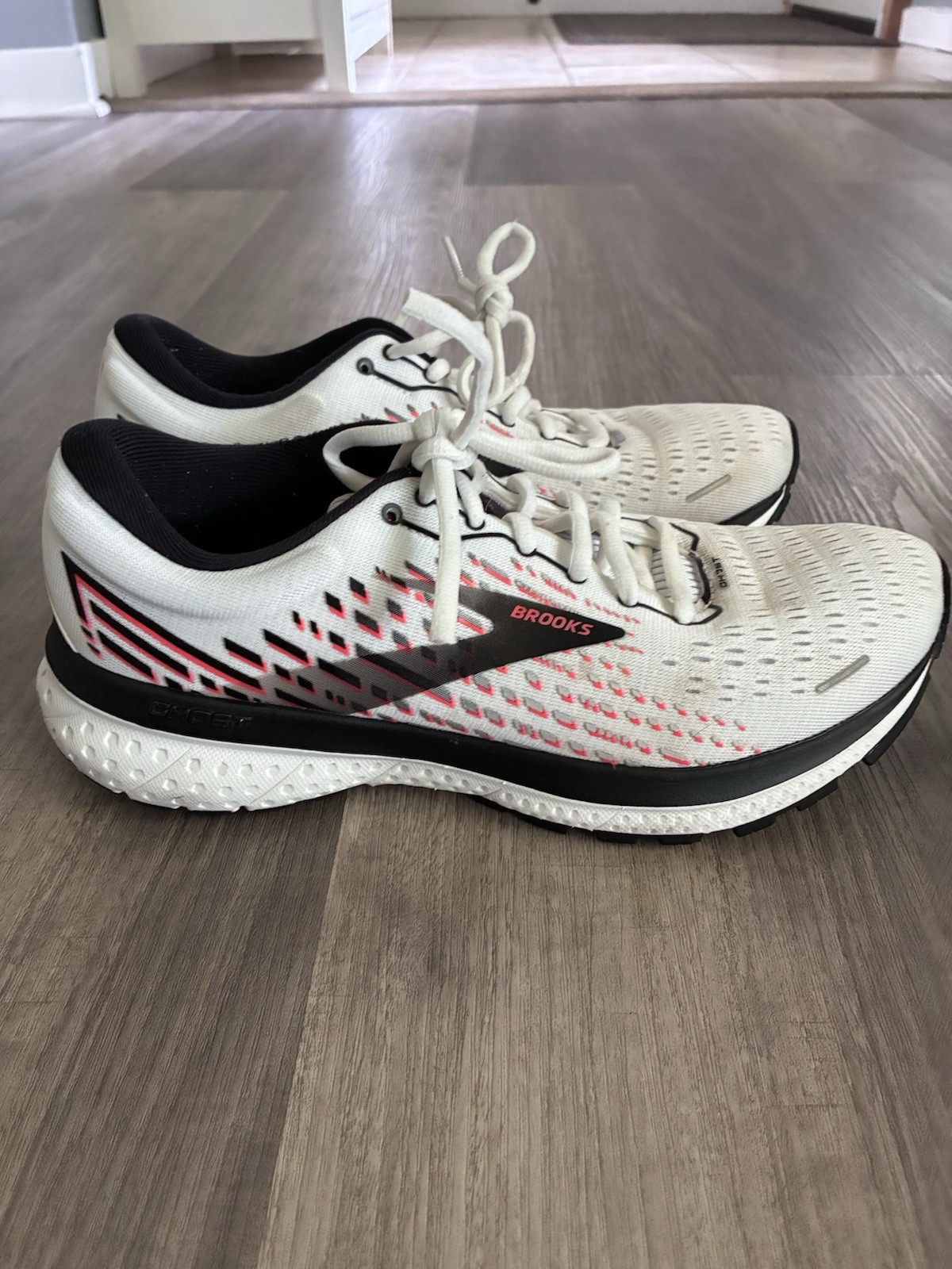 Brooks Ghost Woman’s Low Top Lace-Up Running Sneaker White Black Pink Rubber