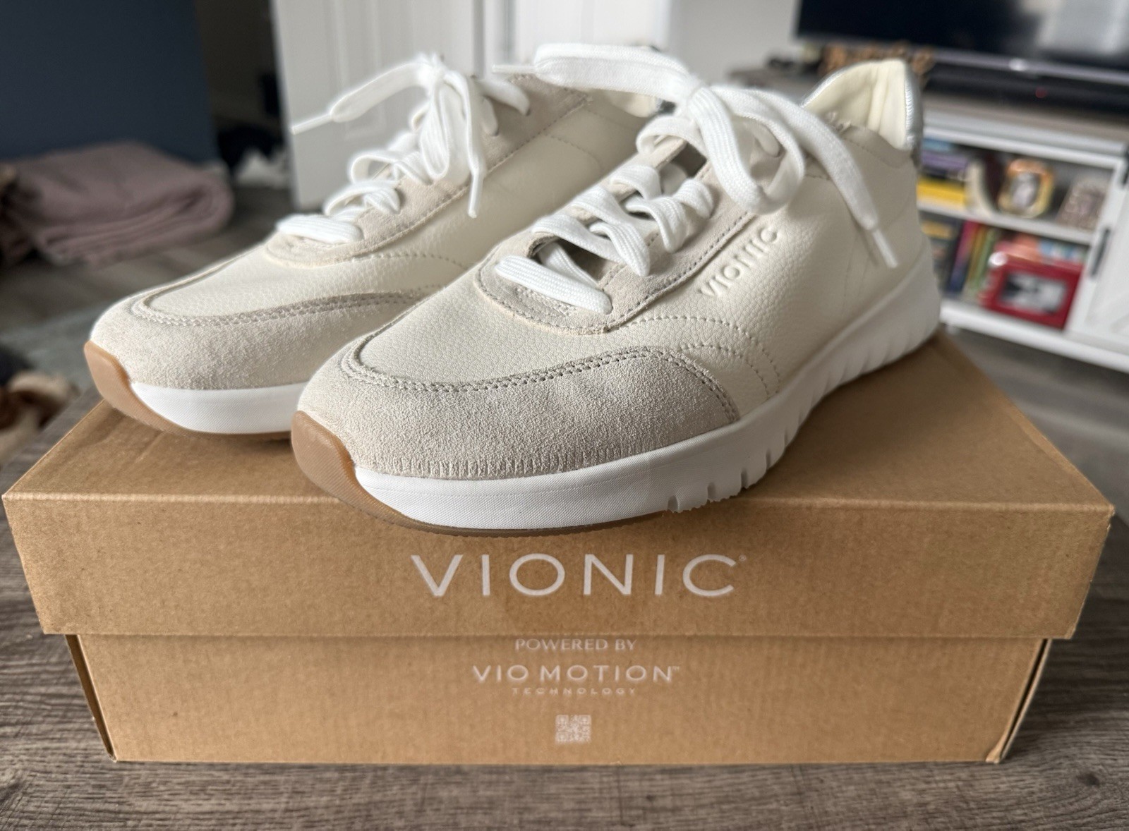 Vionic Woman’s Uptown Sneaker 8.5 Wide Ivory/Silver New With Box