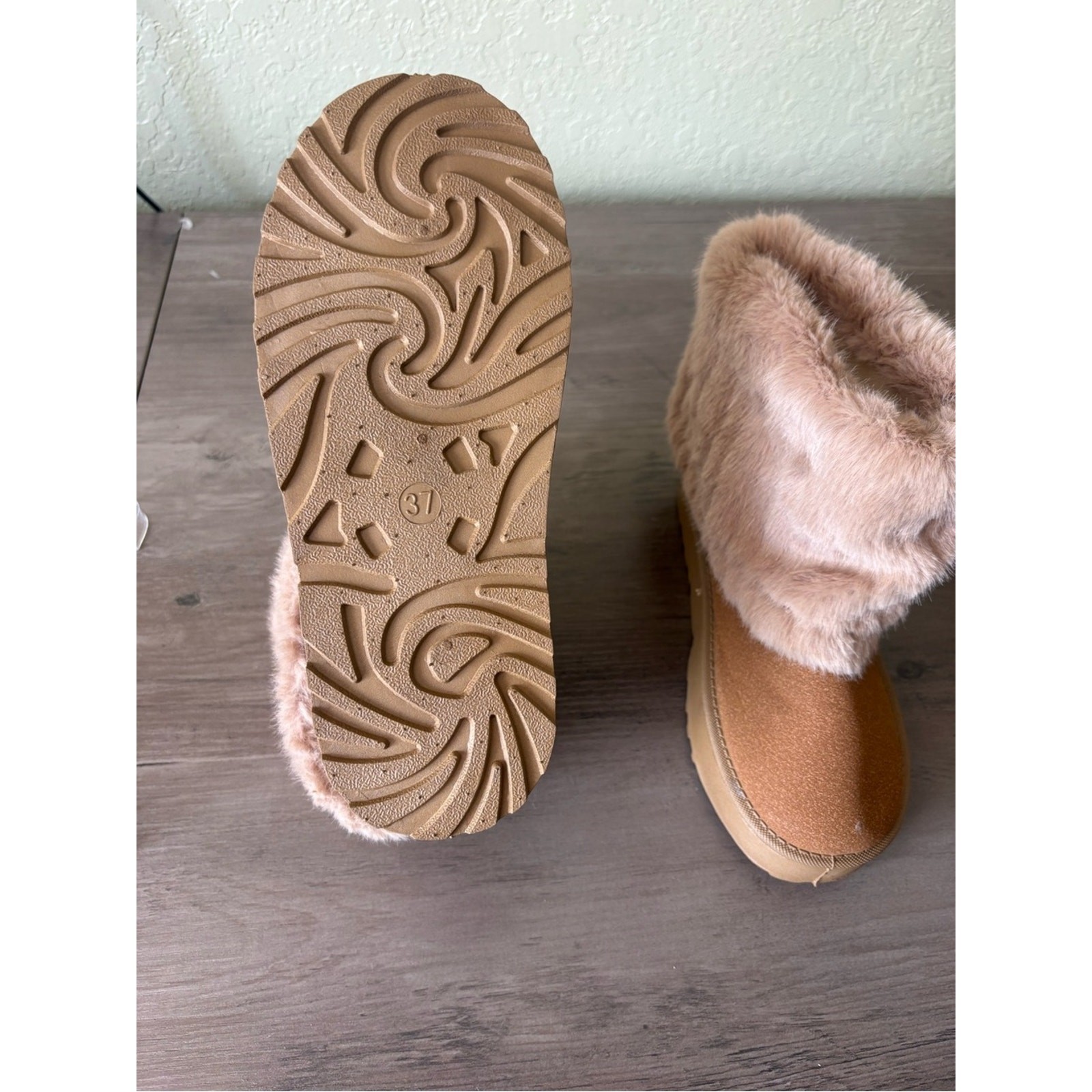 NWOT Women’s Faux Fur Winter Boots Camel Taupe EU 37 US 6.5-7 Cozy Warm Boot