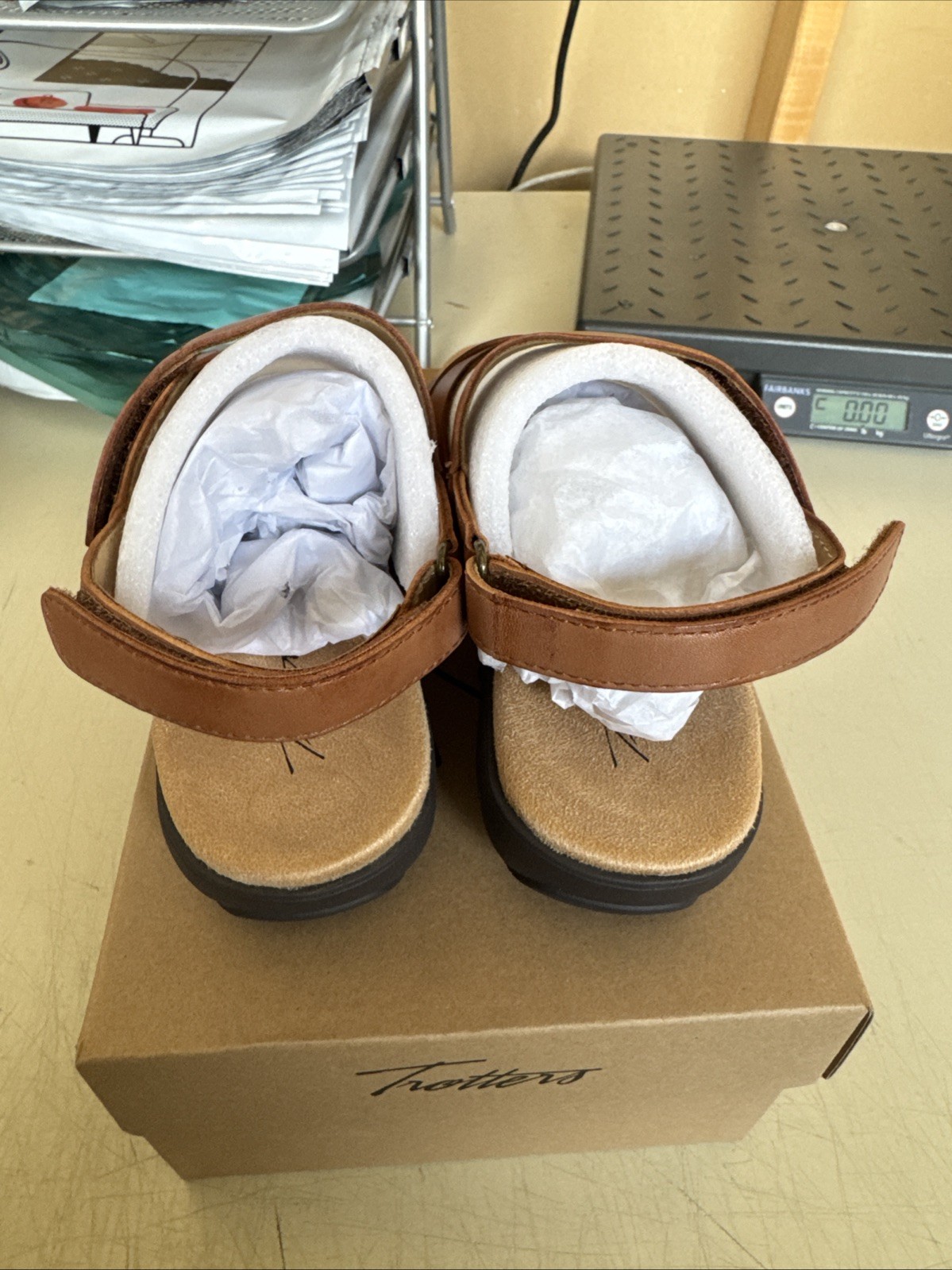 PICK SIZE / COLOR – Trotters T2417 Women River Leather Strap Strap Sandals Shoes
