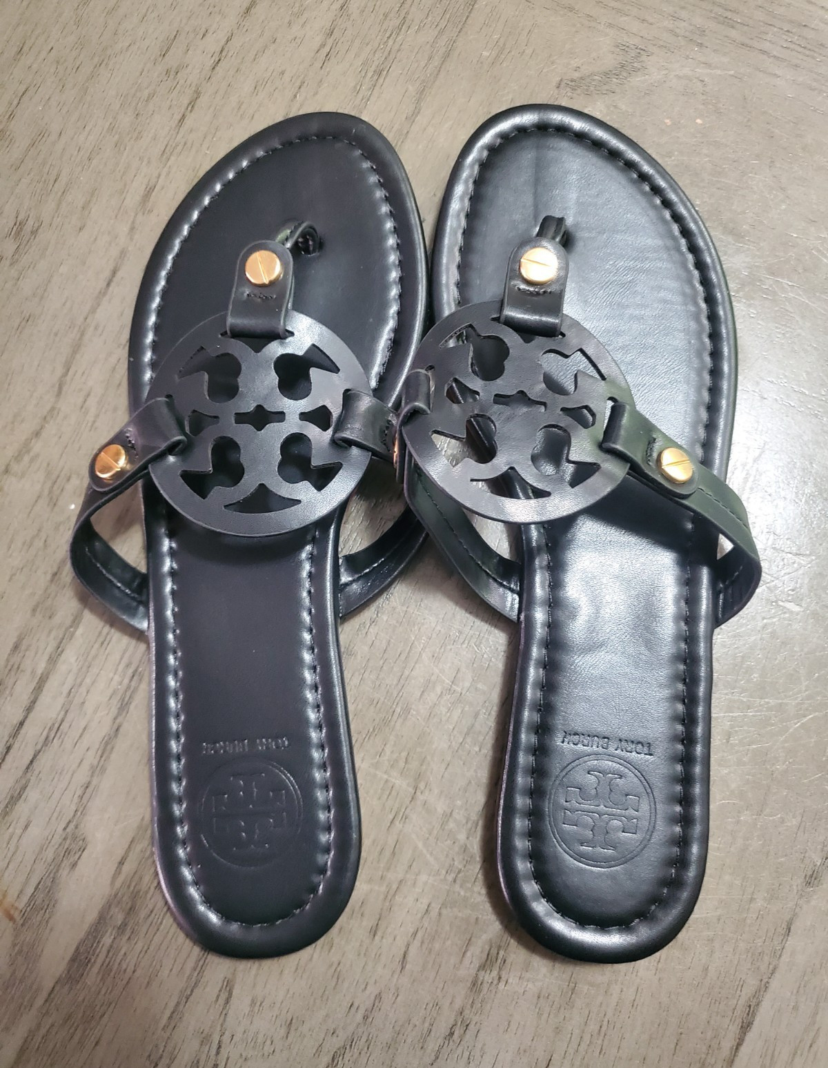 Tory Burch Women’s Black Leather Logo Medallion Thong Sandals Slip-On US 9