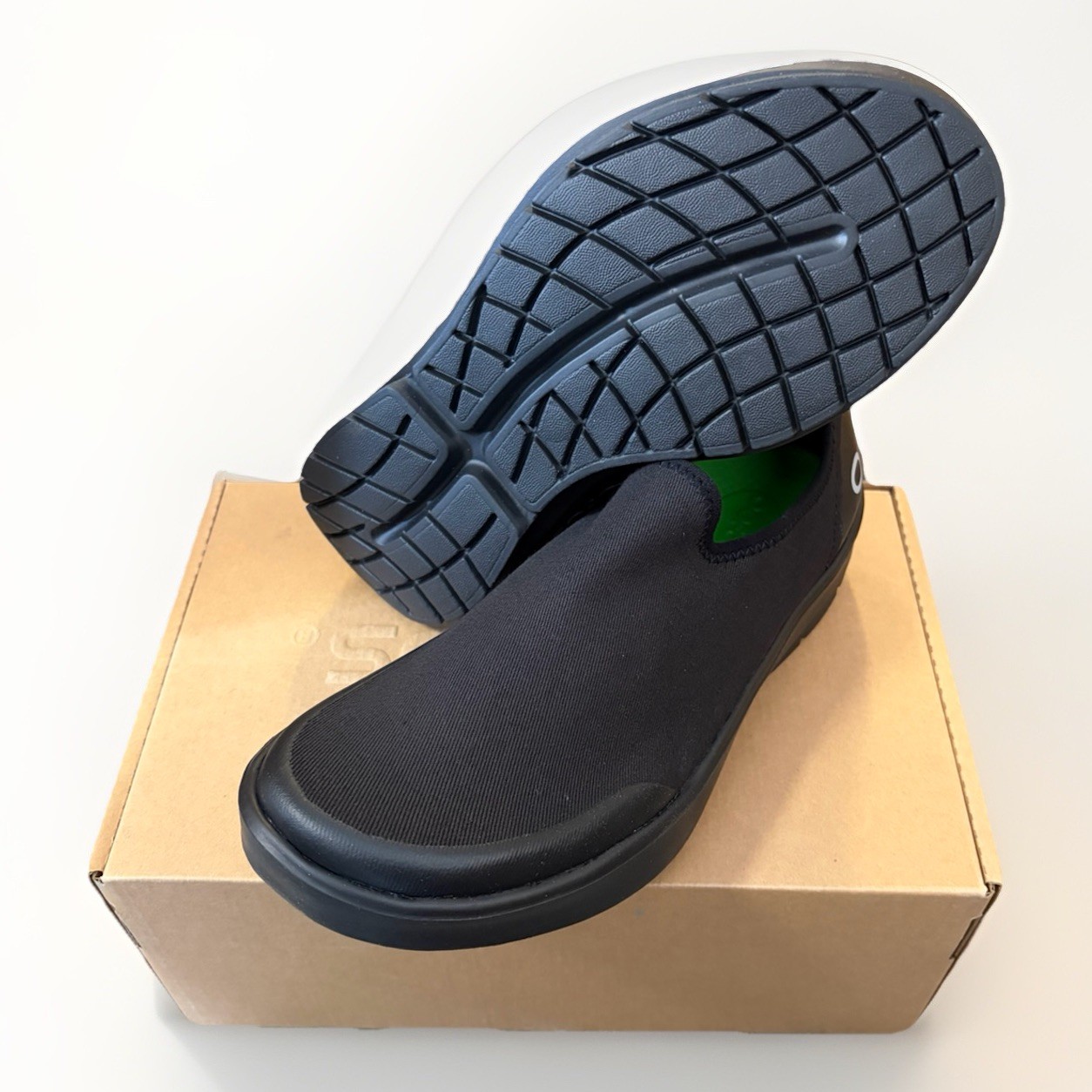 NIB Womens Oofos OOMG EEZEE Black Low Recovery Pull On Shoes Size 8 ~ New In Box