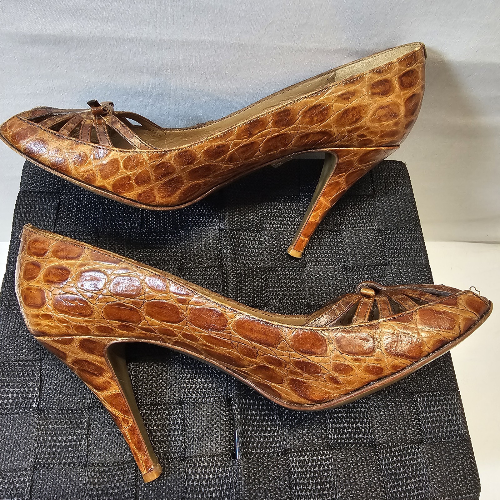 Via Spiga Embossed Leather Peep Toe Strap Criss-Cross Vamp Mob Stiletto 7M Italy