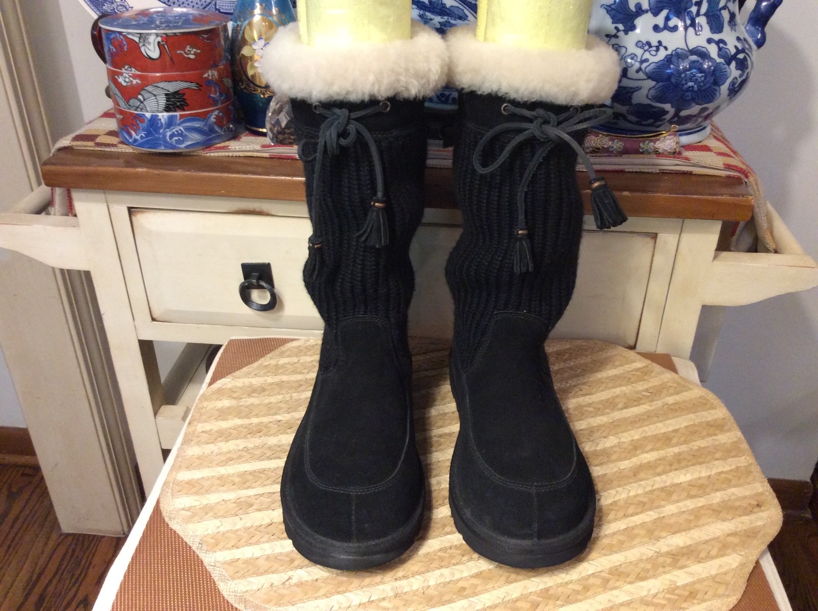 UGG AUSTRALIA S/N 5921 Black SUEDE LEATHER & TEXTILE string SIZE 36- USA-6
