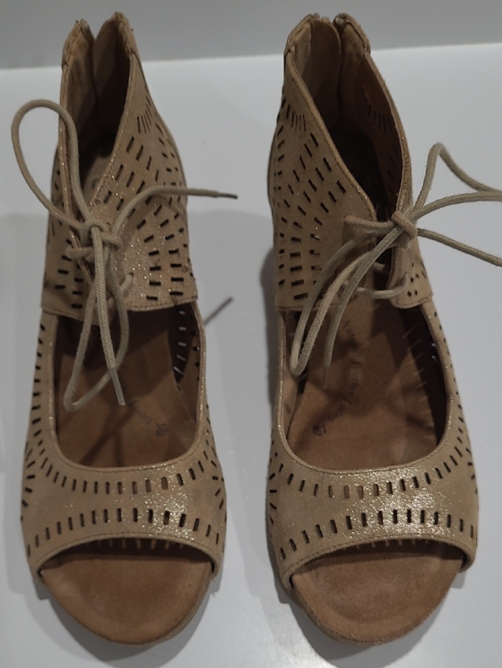 Sofft Distressed Metallic Suede Booties Laser Cut Design Stacked Heel – Size 10