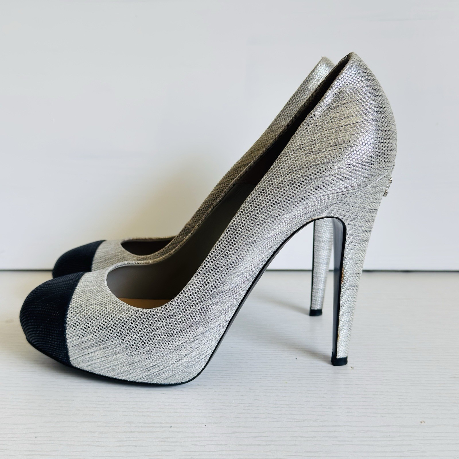 CHANEL Pumps Metallic Silver Cap toe Textured EU 39.5 Crystal Logo Stiletto Heel