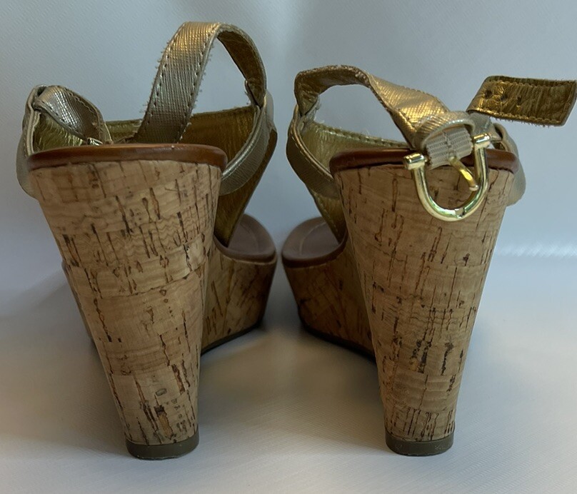 TOMMY HILFIGER Myrtie 2 3.5in Wedge Heel Sandal with Gold Horsebit Sz 8 EUC
