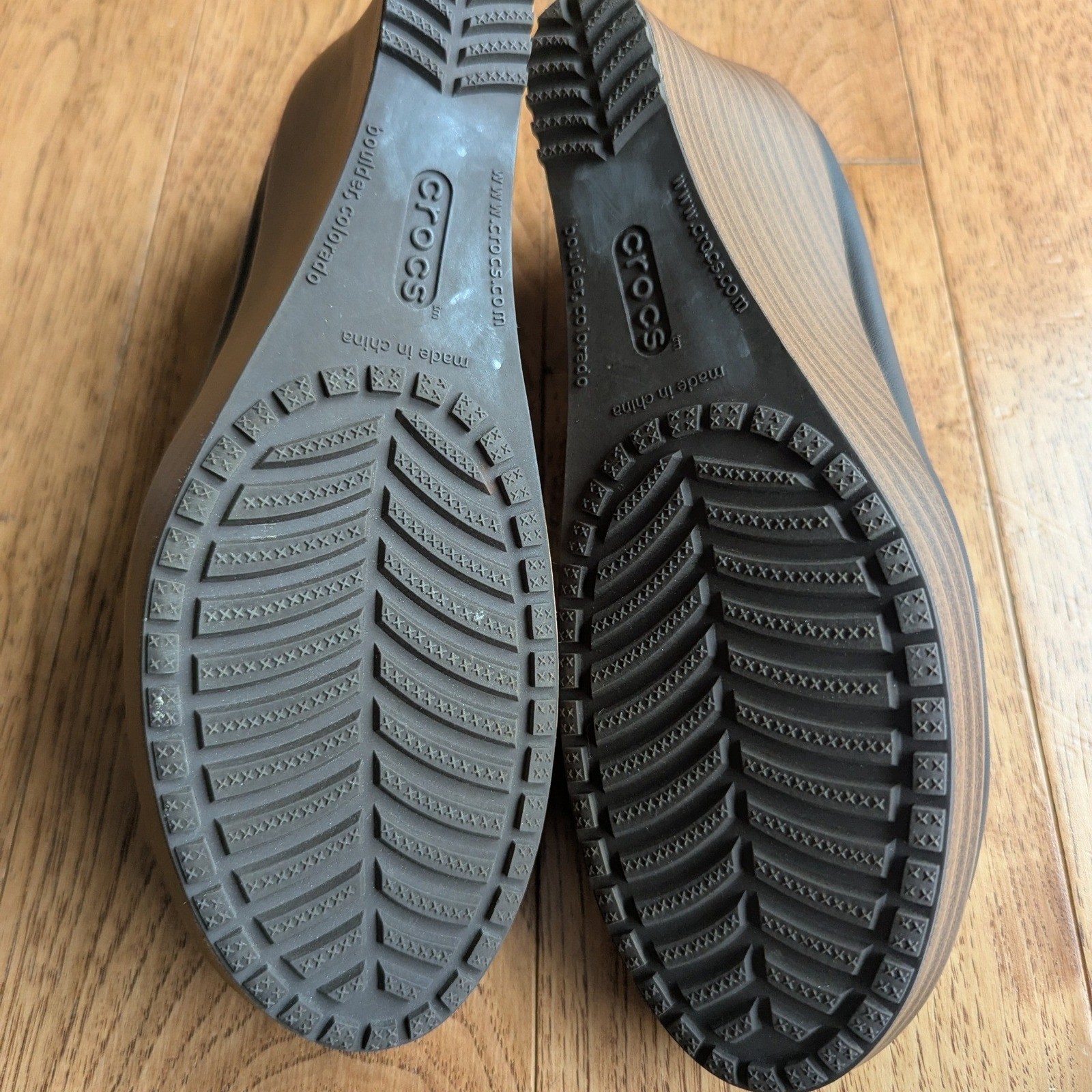 Crocs A-Leigh Closed Round Toe Wedge Wood Look Platform Brown Leather Sz 8.5