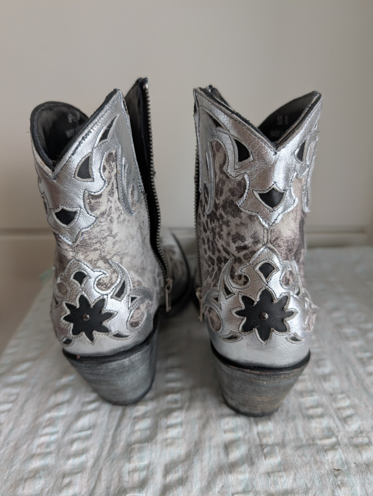 OLD GRINGO MISS MATCH PHIA COWBOY BOOTS RIGHT BOOT US10 LEFT BOOT US8.5