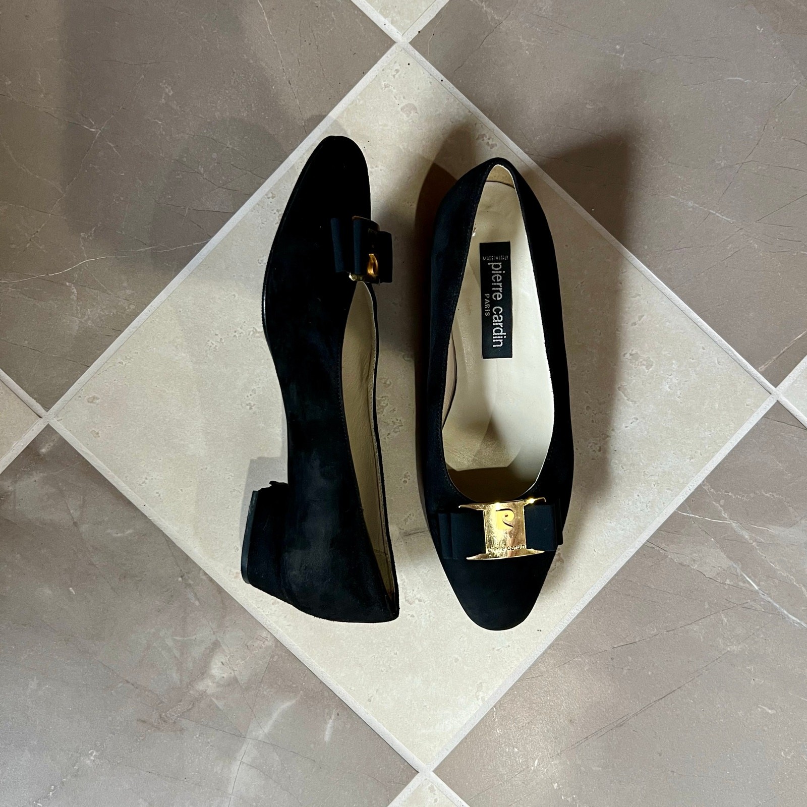 Vintage 90s Pierre Cardin Black Suede Bow Pump Gold Logo Made in Italy US 7