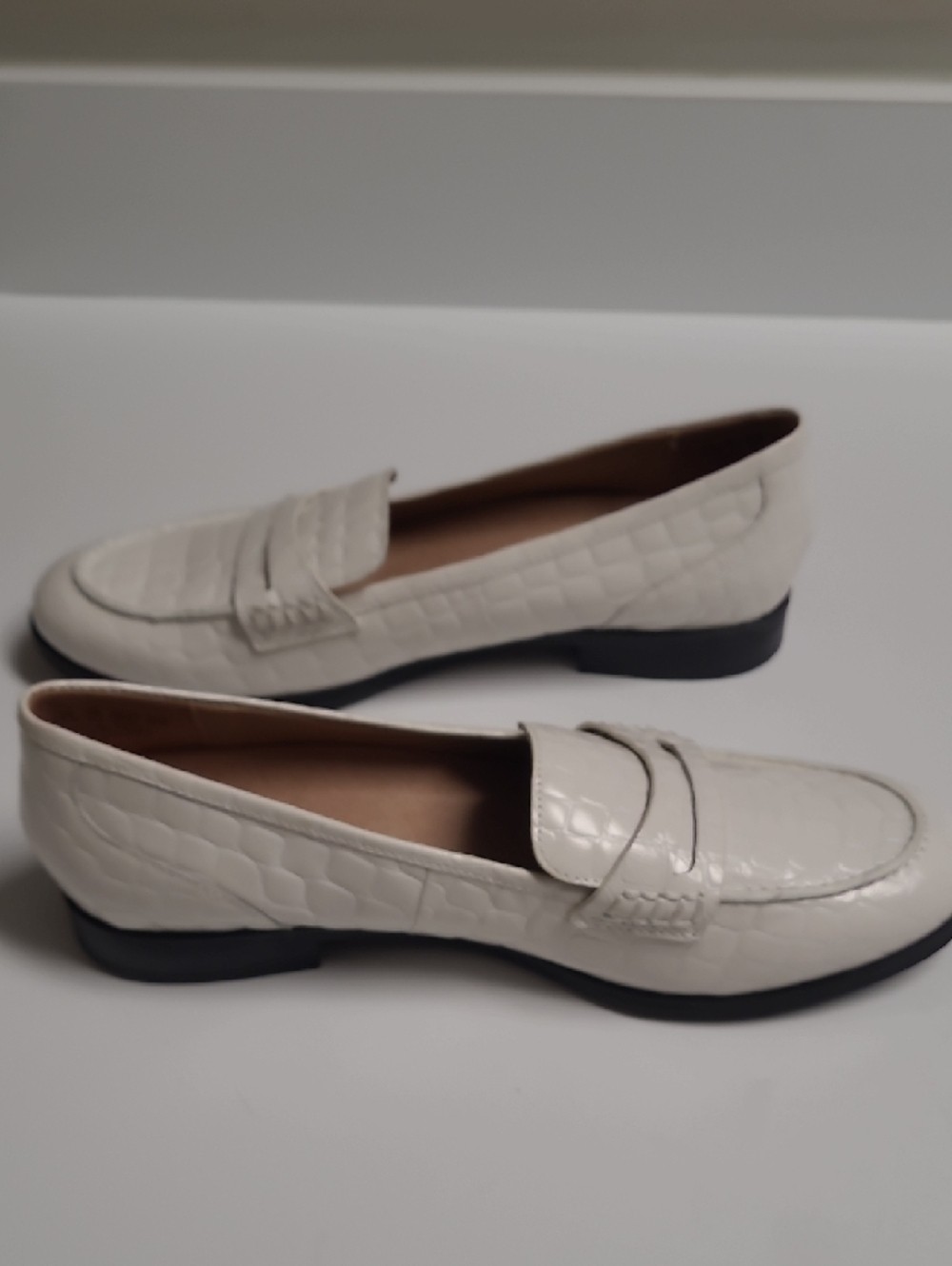 Naturalizer Mia White Leather Penny Loafers with Croc-Embossed Finish – Size 9W